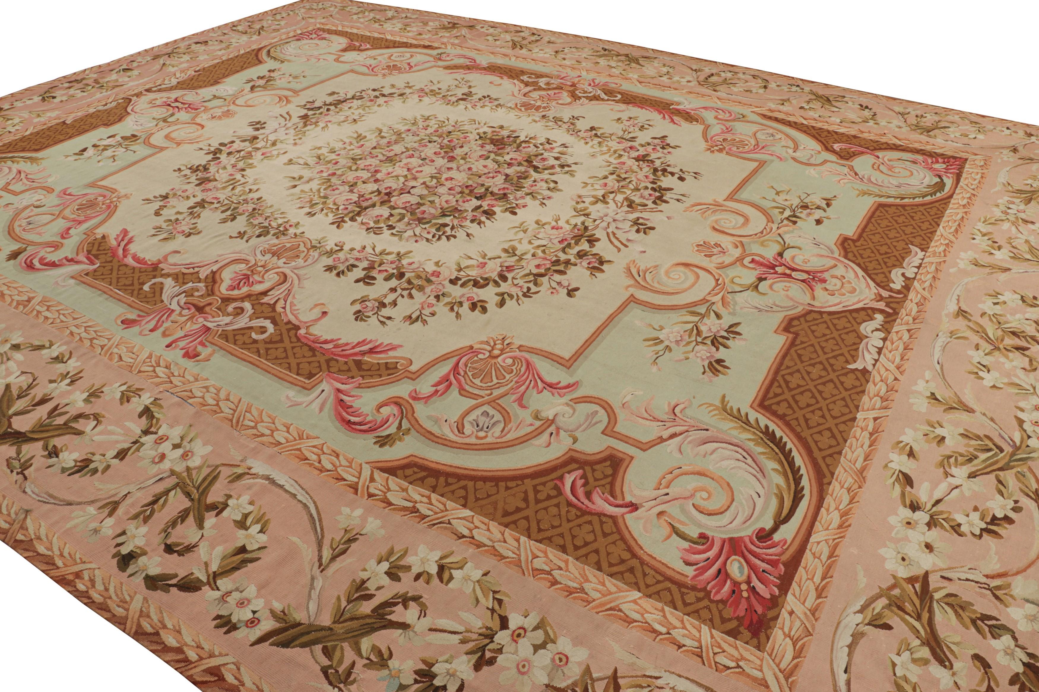 Übergroßer antiker Aubusson-Teppich, florales Medaillon in Creme und Rosa - Rug & Kilim (Handgeknüpft) im Angebot
