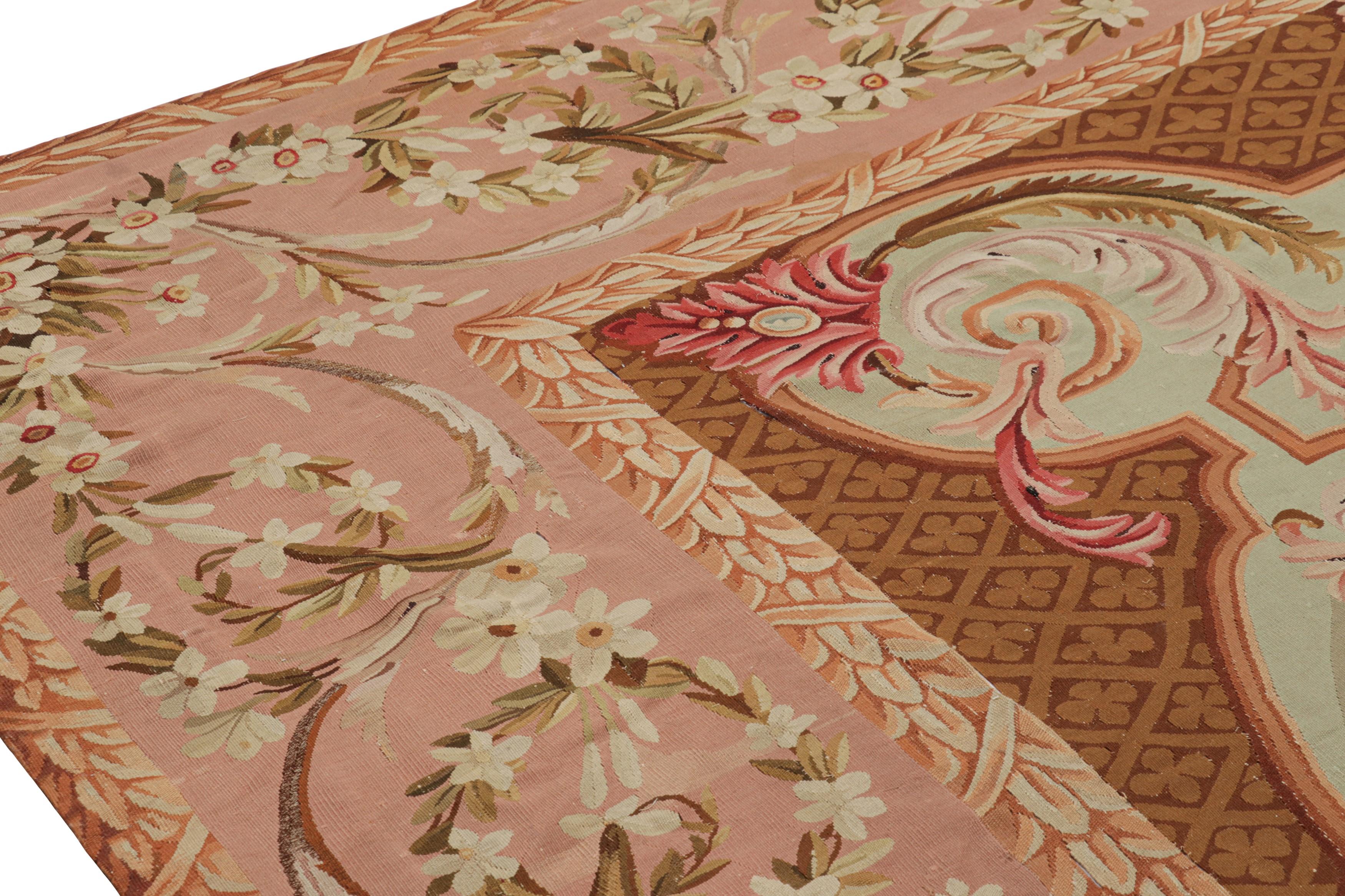 Übergroßer antiker Aubusson-Teppich, florales Medaillon in Creme und Rosa - Rug & Kilim im Zustand „Gut“ im Angebot in Long Island City, NY