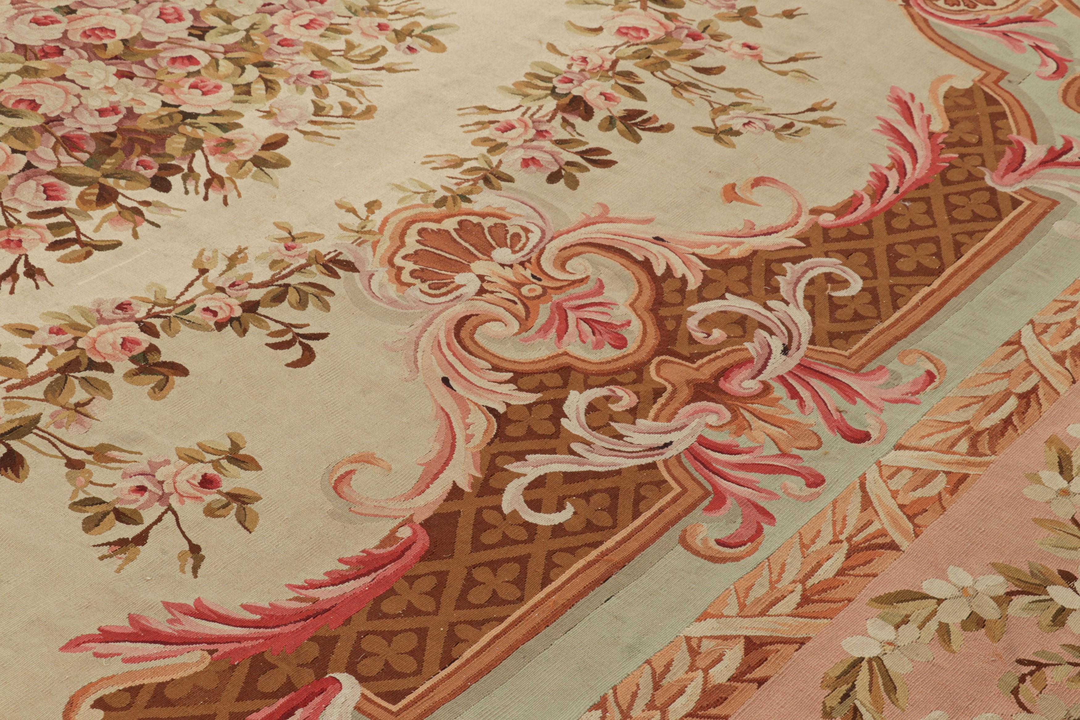 Übergroßer antiker Aubusson-Teppich, florales Medaillon in Creme und Rosa - Rug & Kilim (Wolle) im Angebot