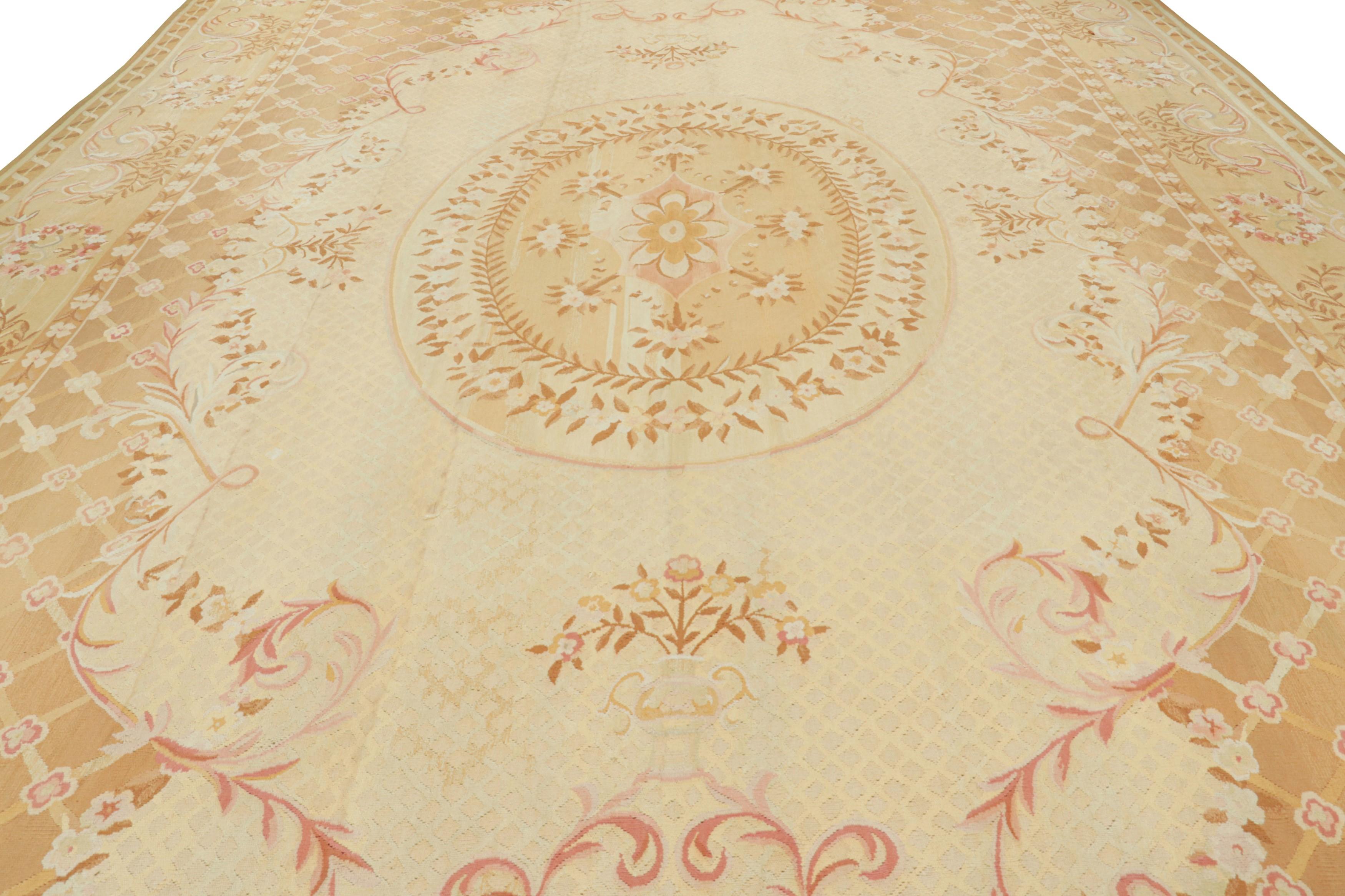 Ce tapis antique d'Aubusson de 14x23 est une rare collection surdimensionnée de la collection de tapis européens de Rug & Kilim. Il s'agit d'un magnifique tapis de palais de style néoclassique, tissé à la main en laine et originaire de France vers