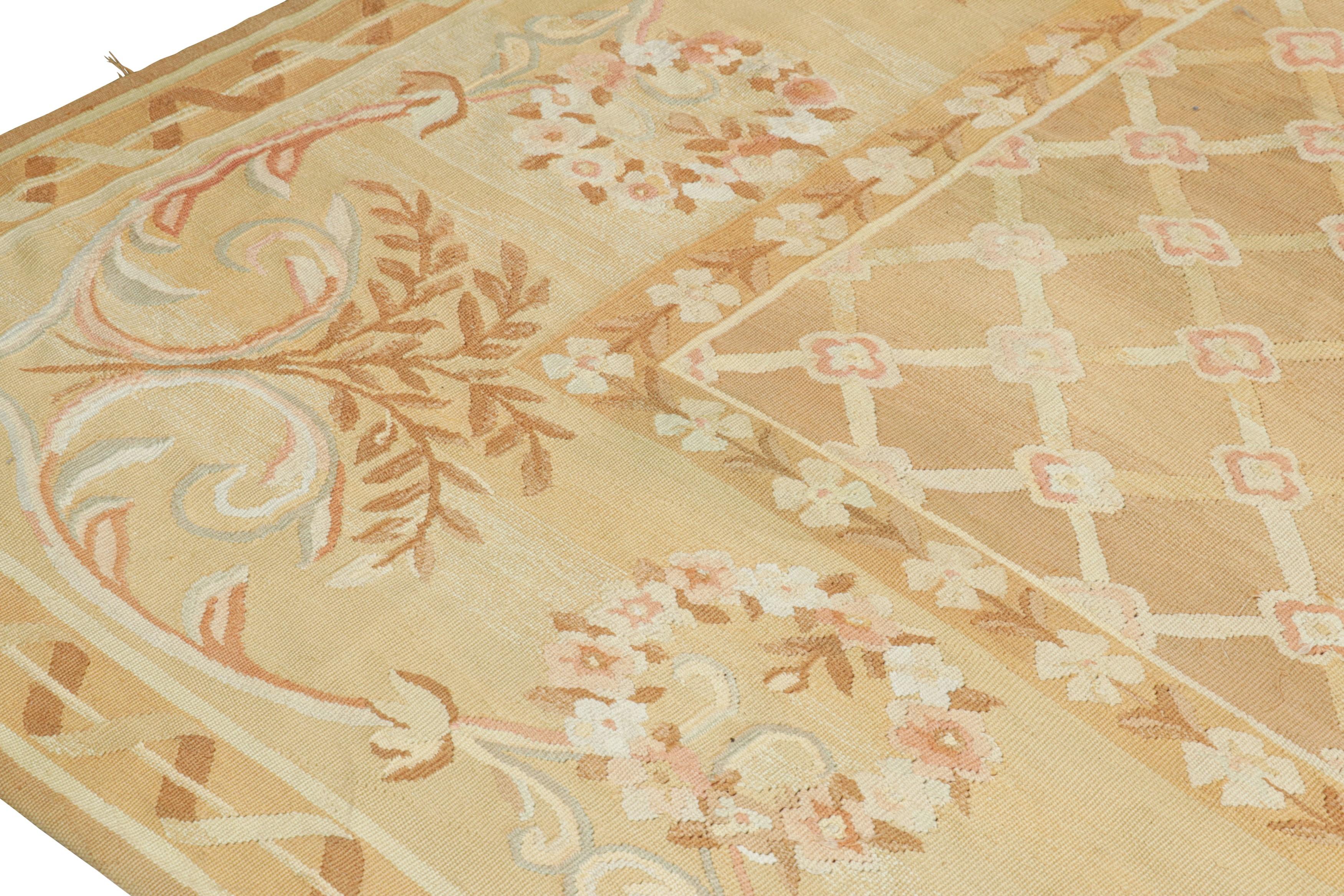 Français Tapis d'Aubusson ancien surdimensionné, médaillon floral sur fond crème - Rug & Kilim en vente