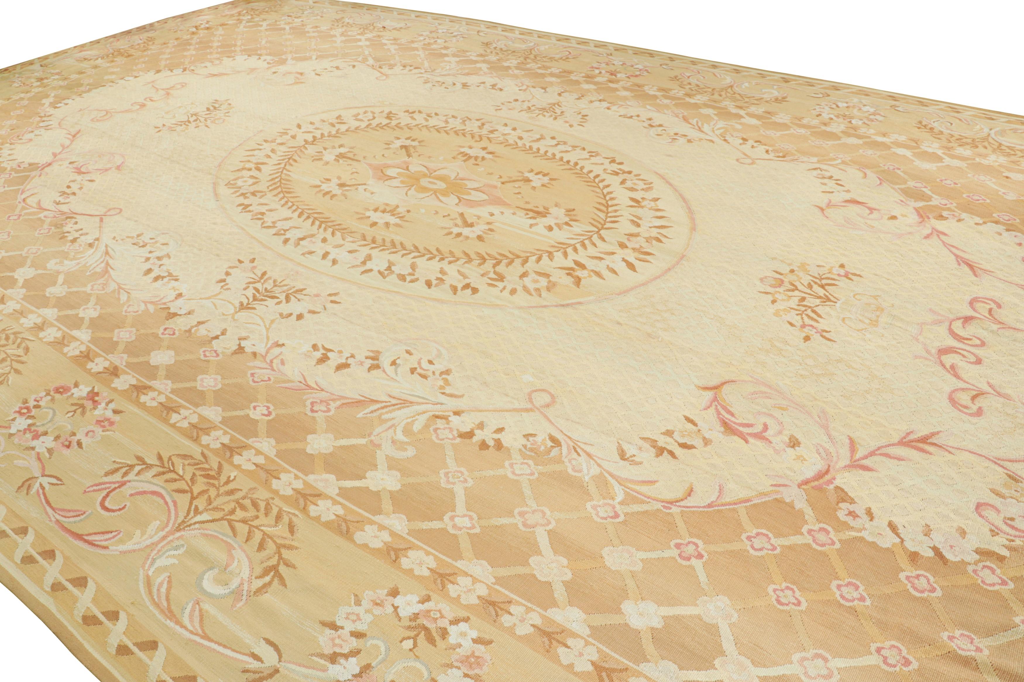 Noué à la main Tapis d'Aubusson ancien surdimensionné, médaillon floral sur fond crème - Rug & Kilim en vente