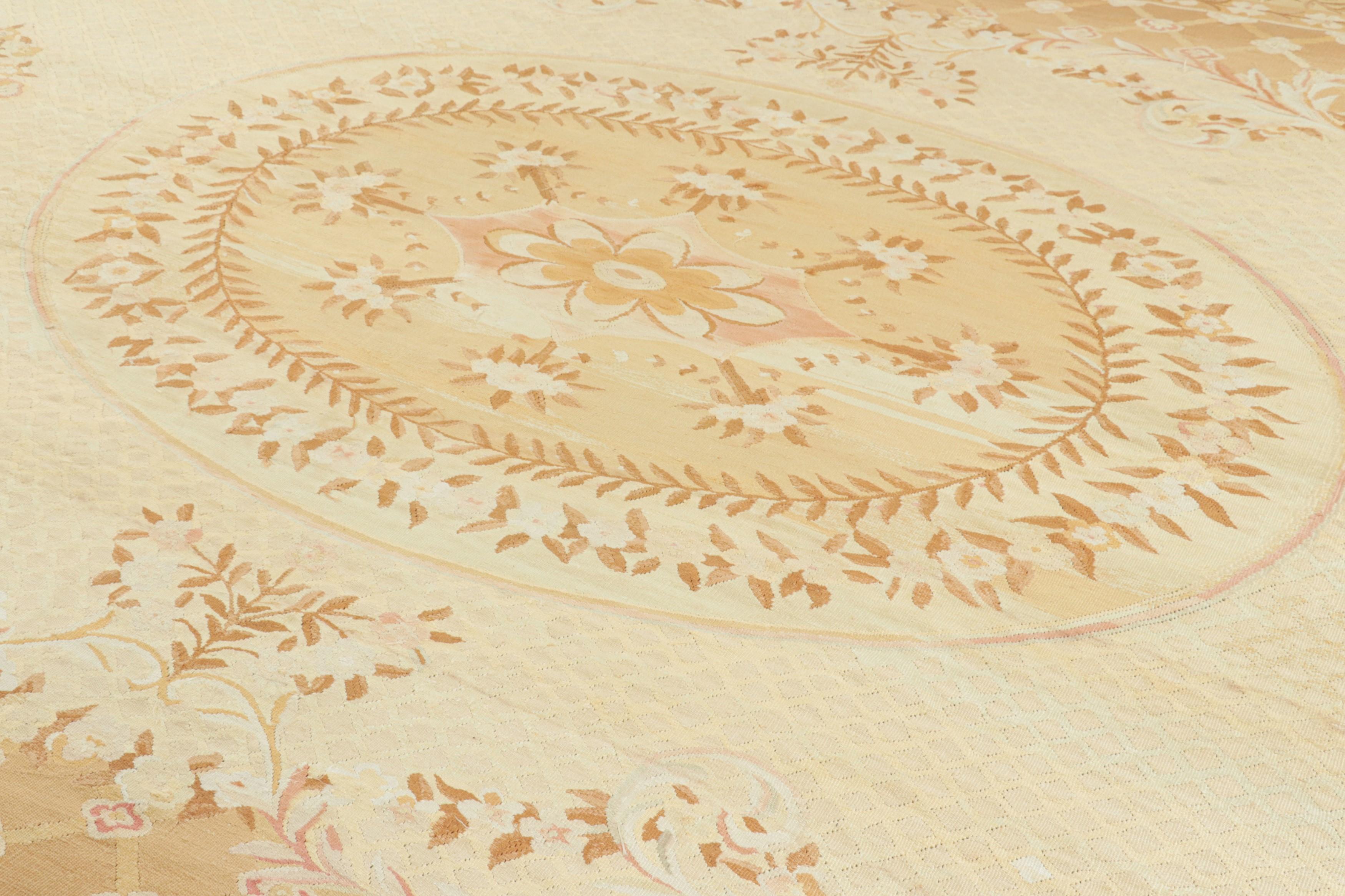 Début du 20ème siècle Tapis d'Aubusson ancien surdimensionné, médaillon floral sur fond crème - Rug & Kilim en vente