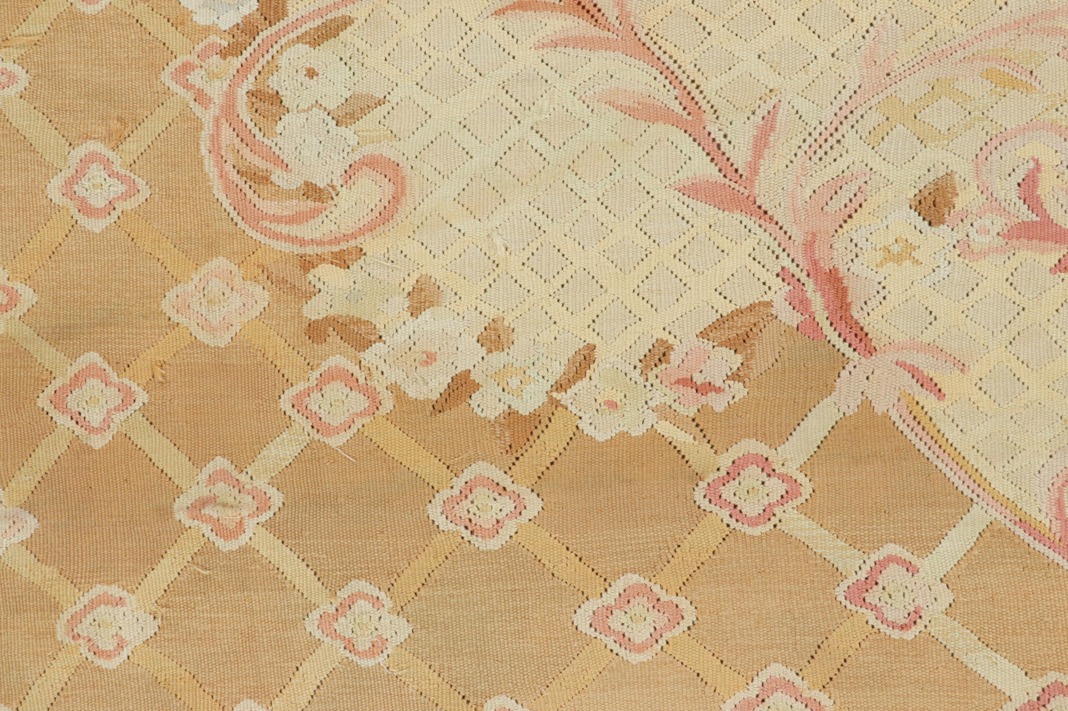 Laine Tapis d'Aubusson ancien surdimensionné, médaillon floral sur fond crème - Rug & Kilim en vente