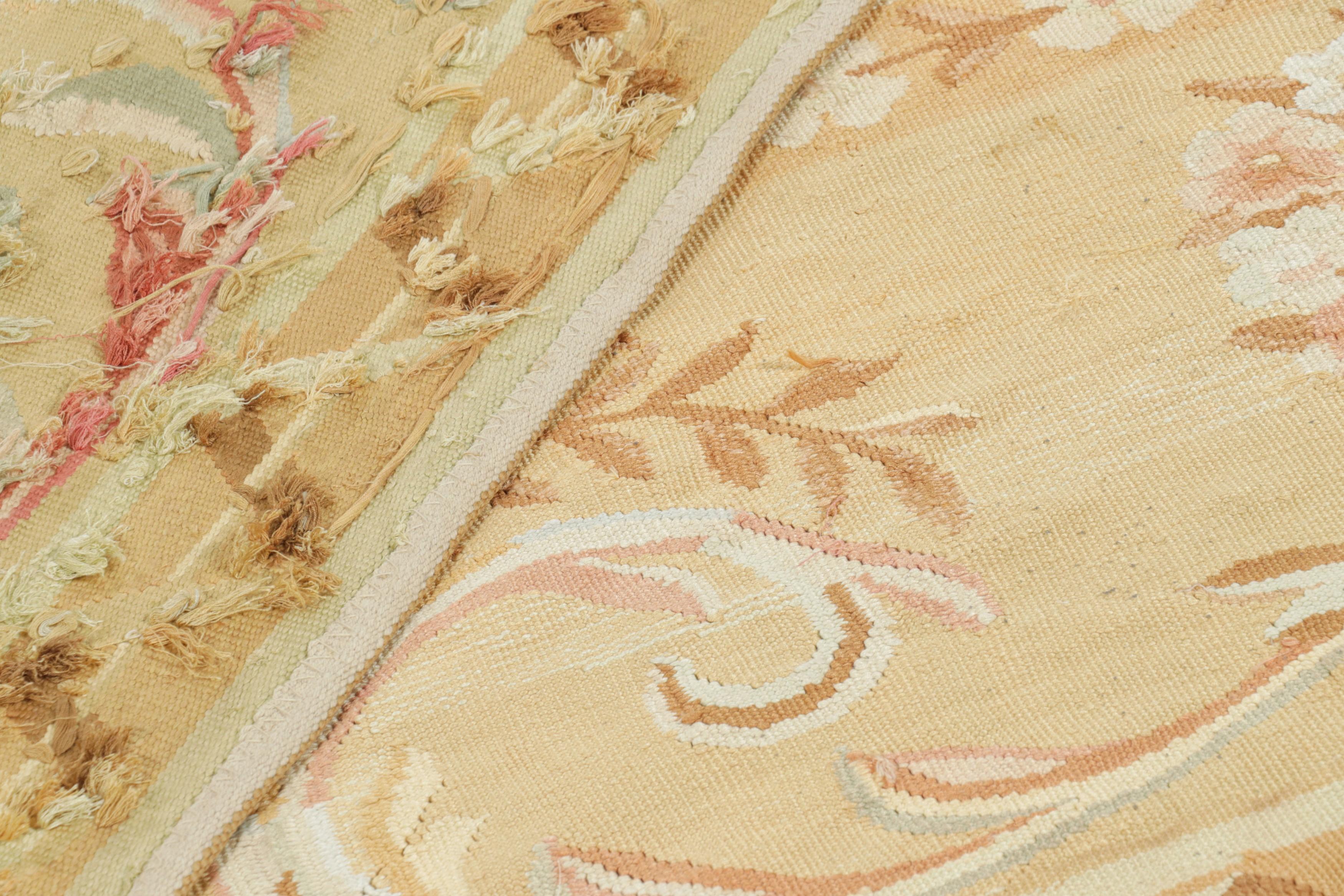 Tapis d'Aubusson ancien surdimensionné, médaillon floral sur fond crème - Rug & Kilim en vente 1
