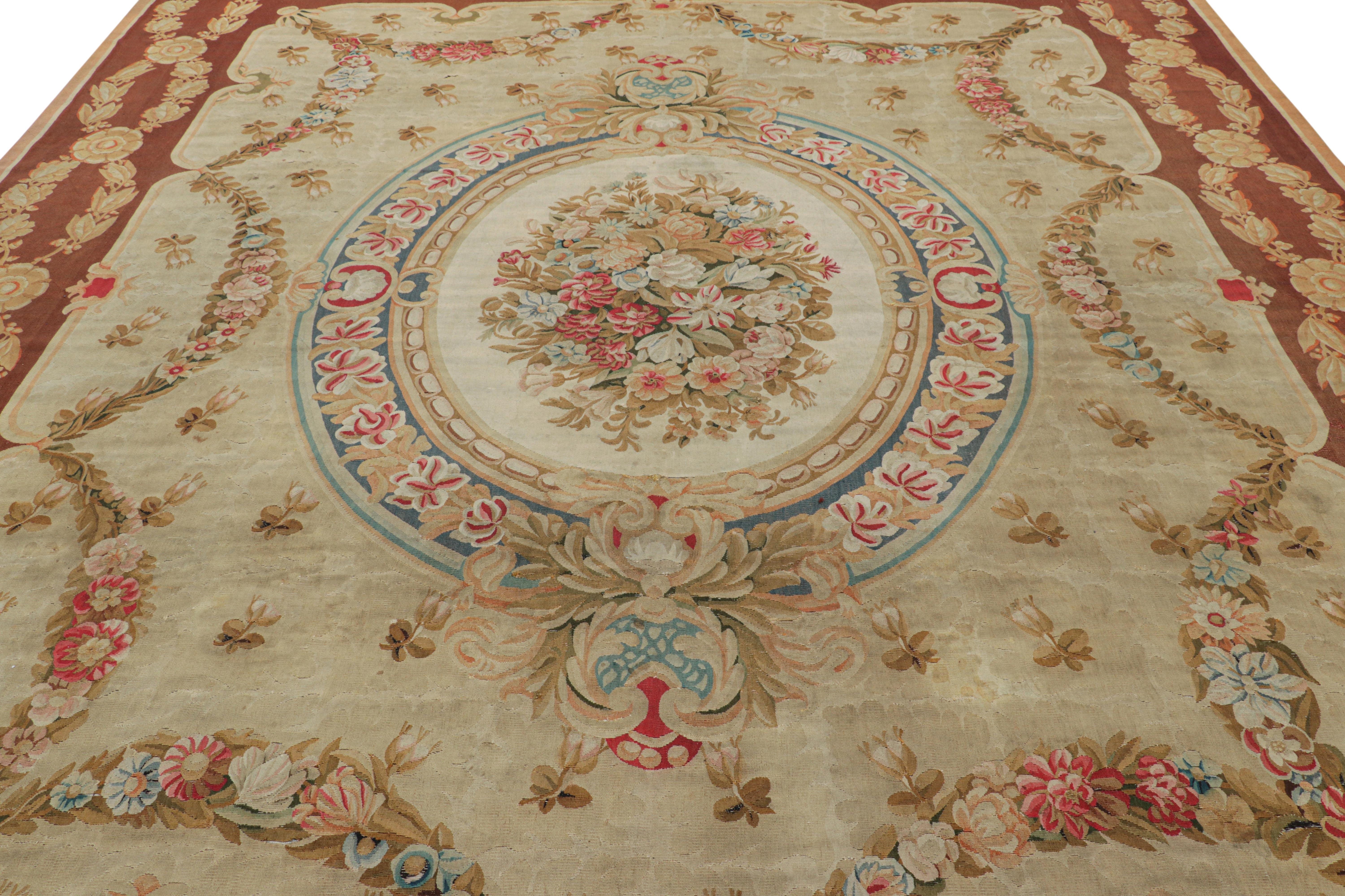 Questo tappeto Aubusson antico 11x13 è un'entusiasmante novità della nostra collezione di tappeti europei: un capolavoro dello stile neoclassico francese a trama piatta, tessuto a mano in lana e ritenuto originario della Francia intorno al