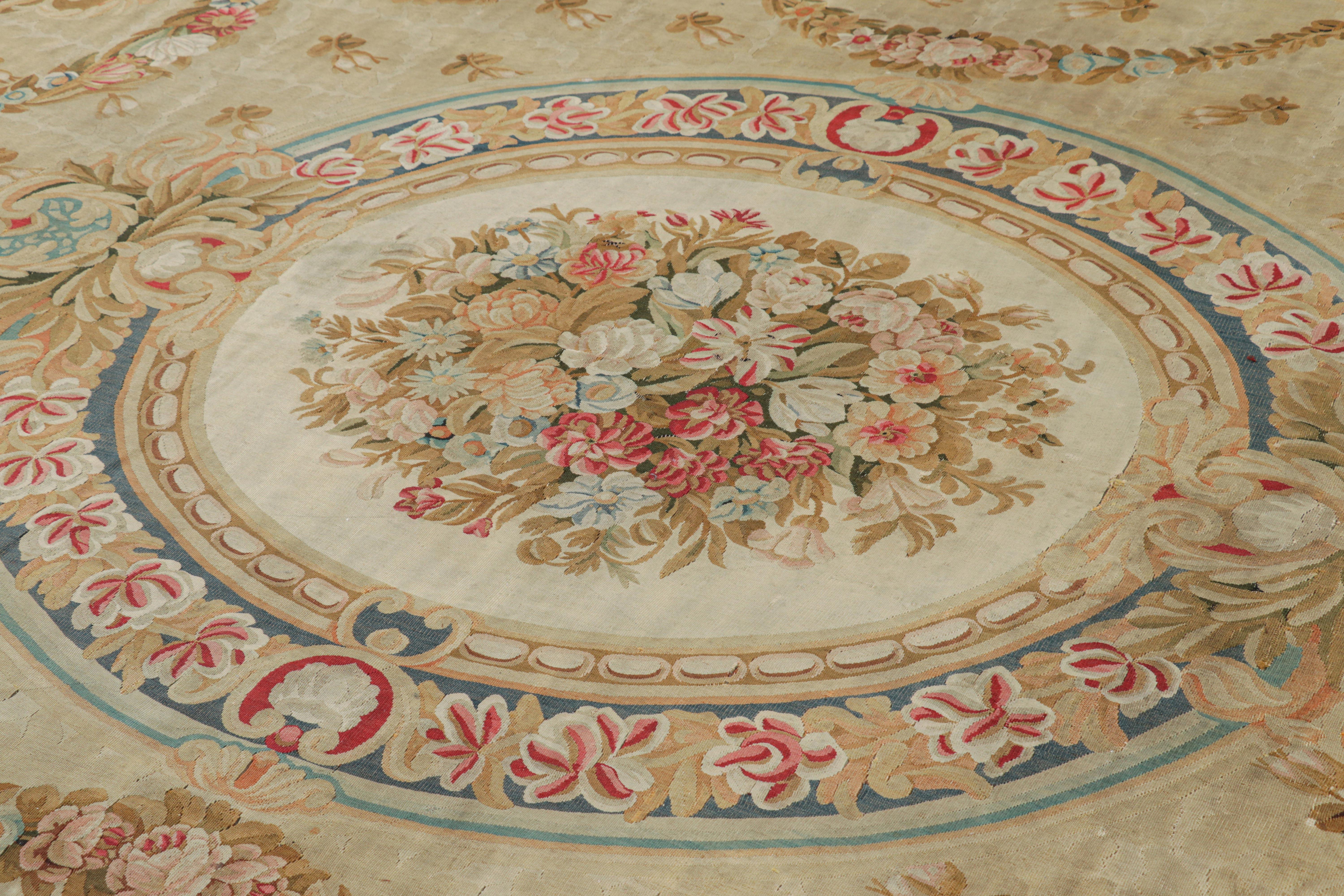 Francese Tappeto Aubusson antico oversize in beige con medaglione floreale in vendita
