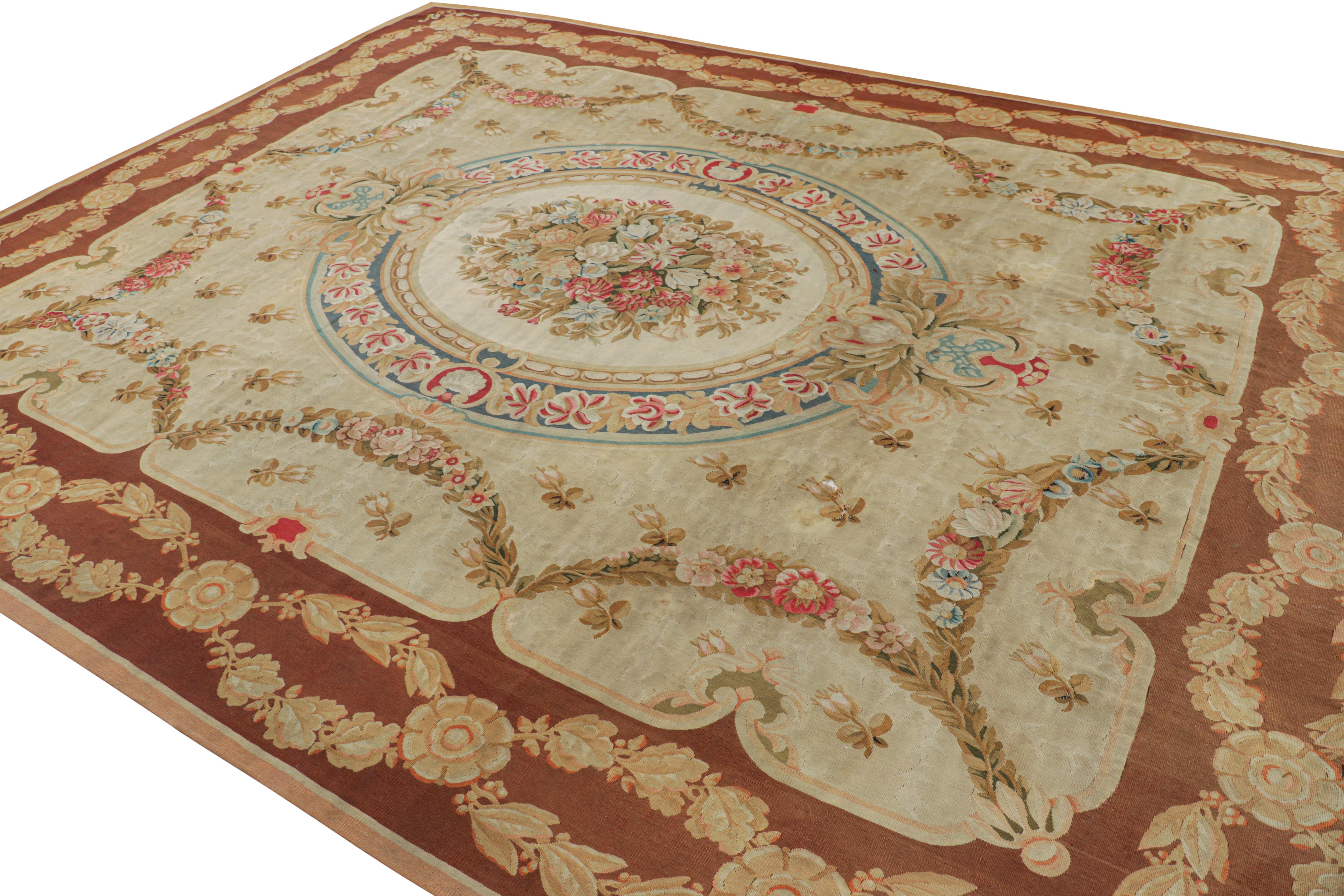 Tappeto Aubusson antico oversize in beige con medaglione floreale In condizioni buone in vendita a Long Island City, NY