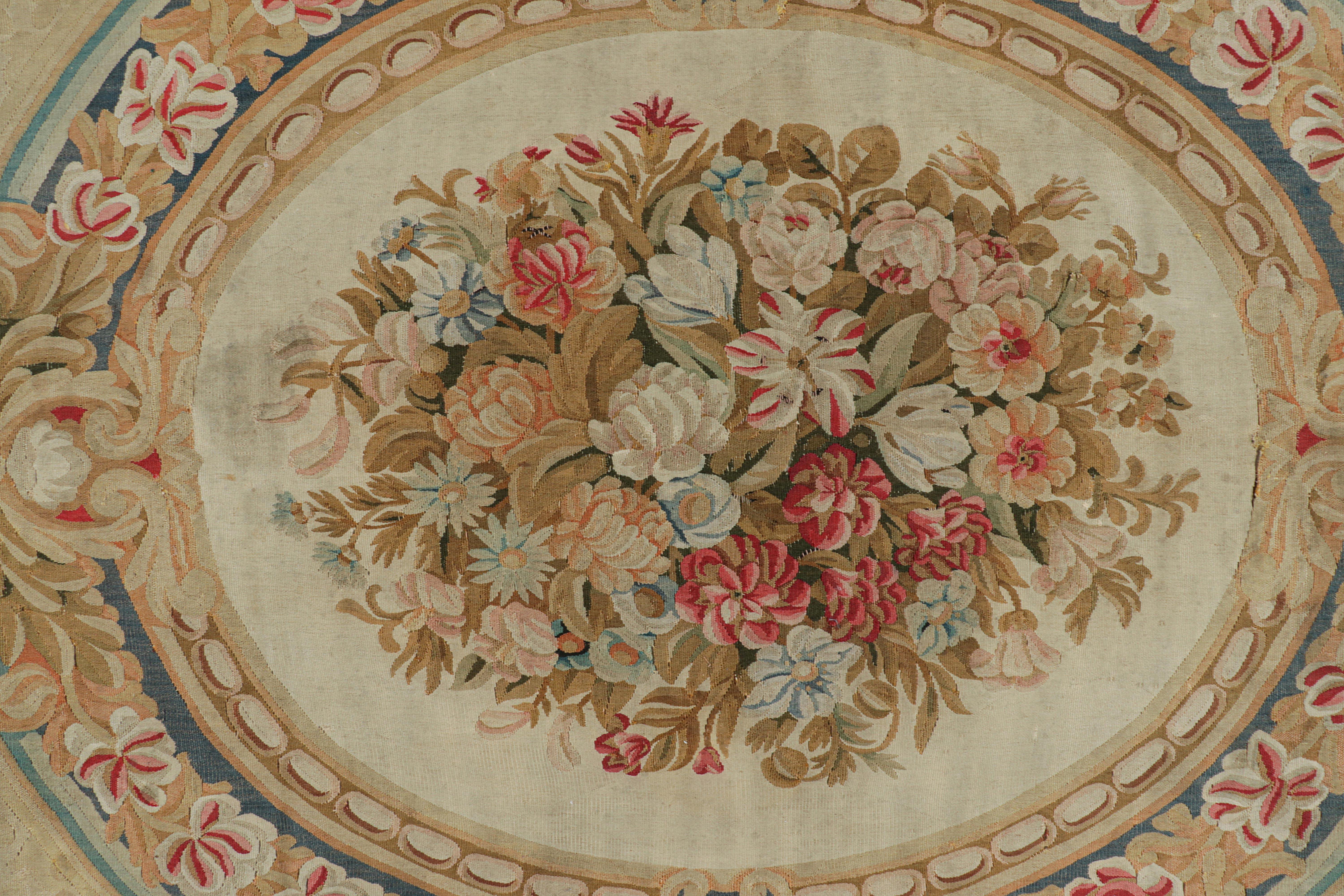 Tappeto Aubusson antico oversize in beige con medaglione floreale in vendita 1