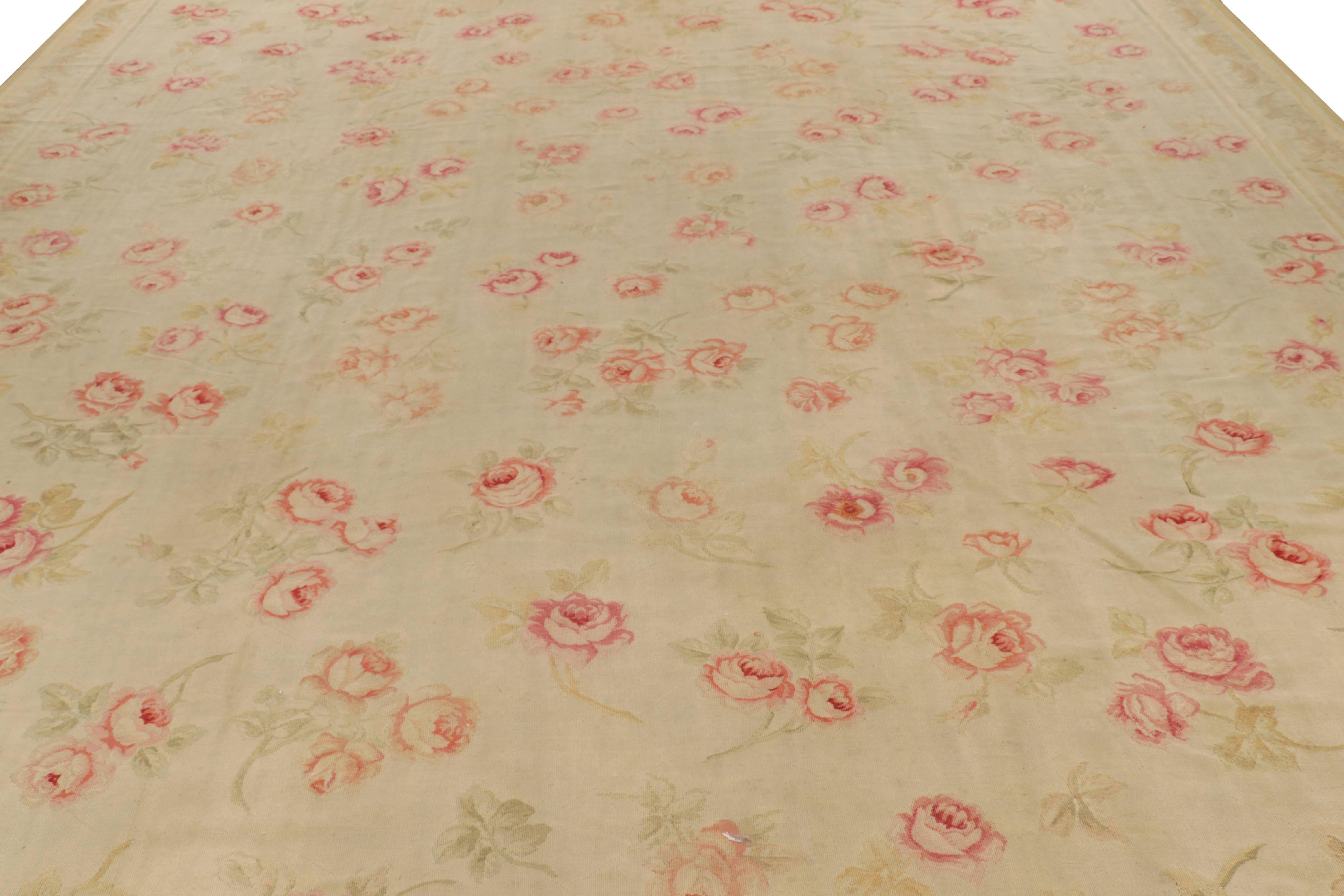 Tissé à la main en laine, ce tapis antique d'Aubusson de 12 x 20 est un chef-d'œuvre rare de notre collection de tapis européens, dont on pense qu'il est originaire de France. 

Sur le design : 

Les amateurs d'artisanat apprécieront cette