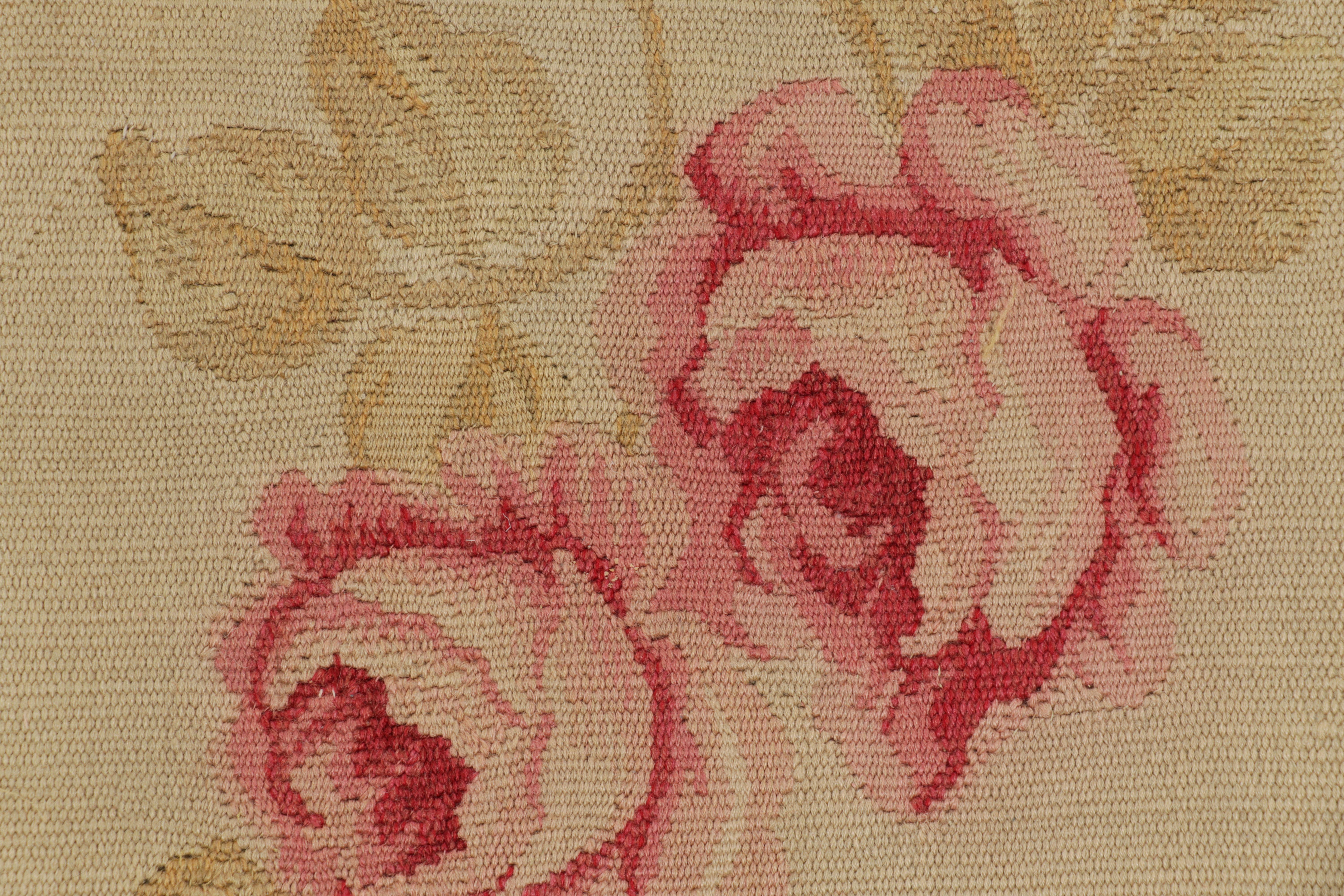 Français Tapis d'Aubusson ancien surdimensionné en beige avec motifs floraux en vente
