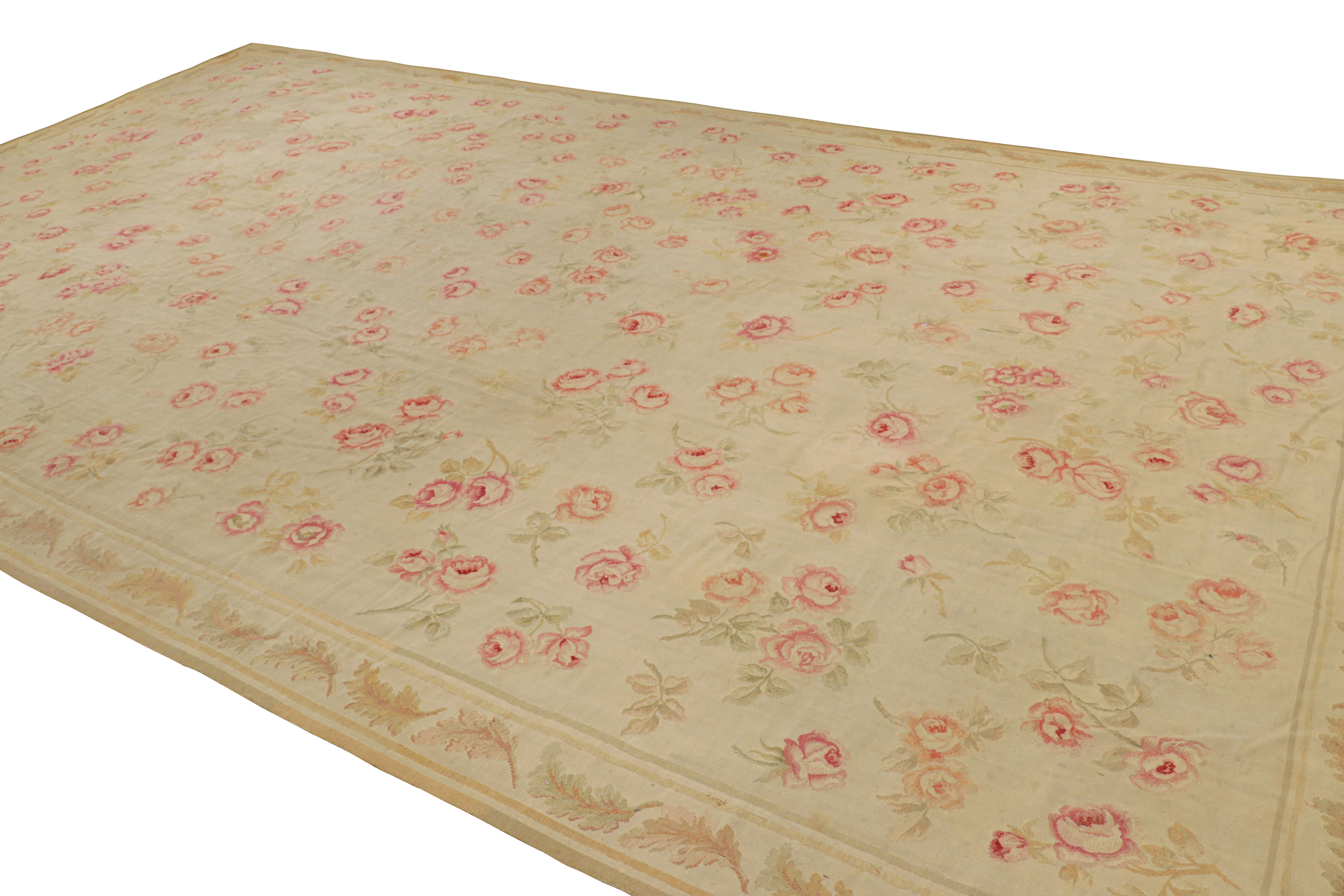 Tissé à la main Tapis d'Aubusson ancien surdimensionné en beige avec motifs floraux en vente