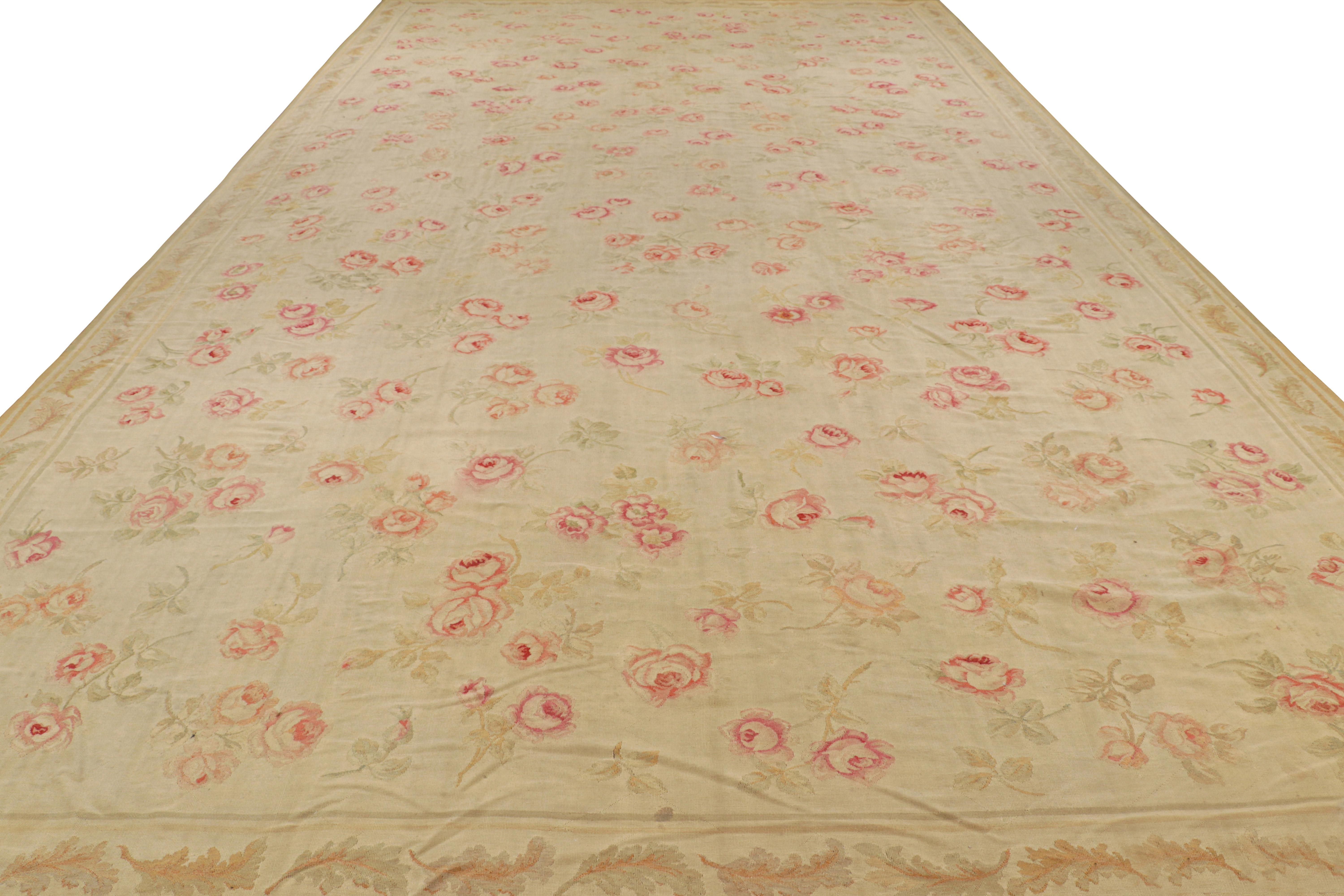 Tapis d'Aubusson ancien surdimensionné en beige avec motifs floraux Bon état - En vente à Long Island City, NY