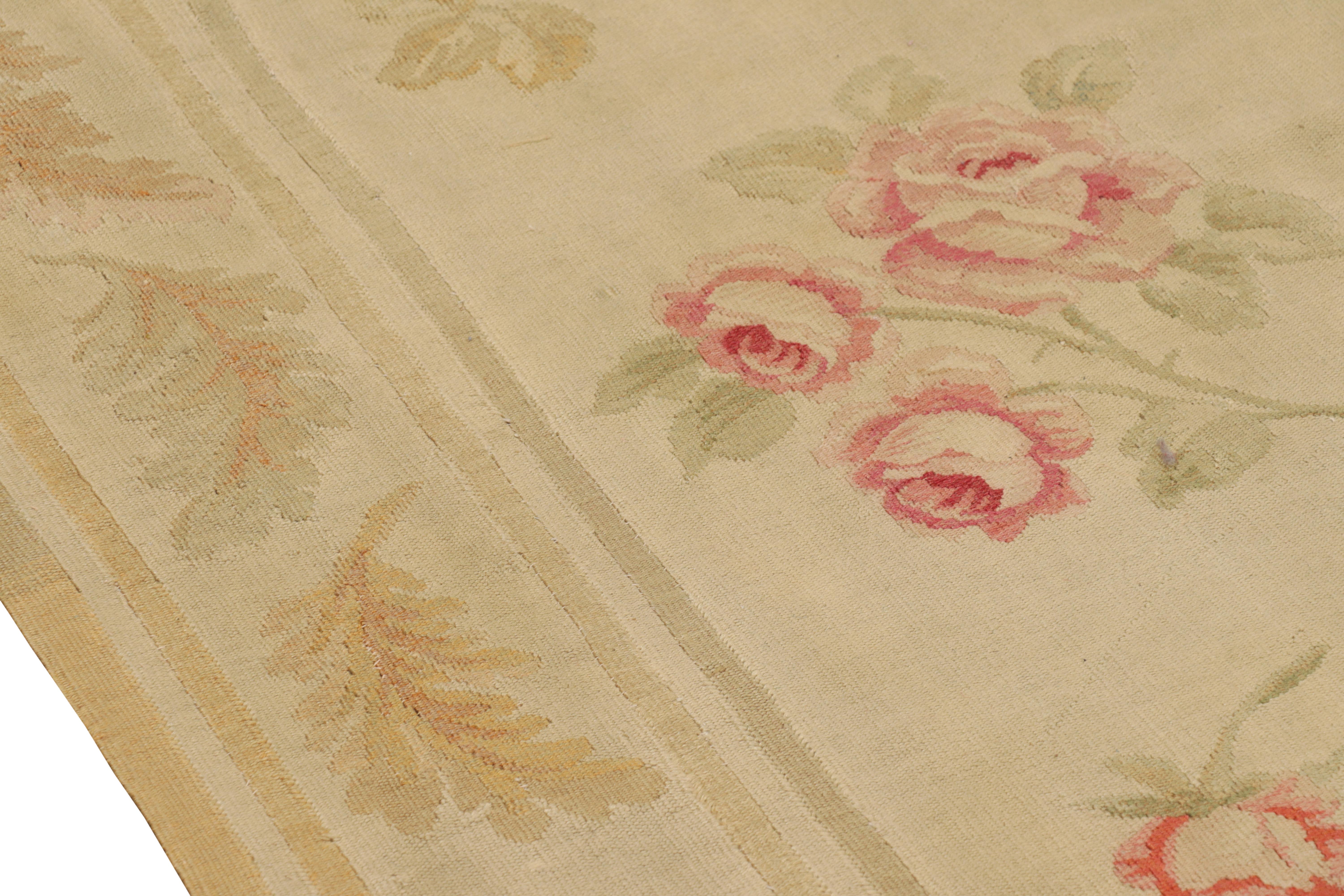 Laine Tapis d'Aubusson ancien surdimensionné en beige avec motifs floraux en vente