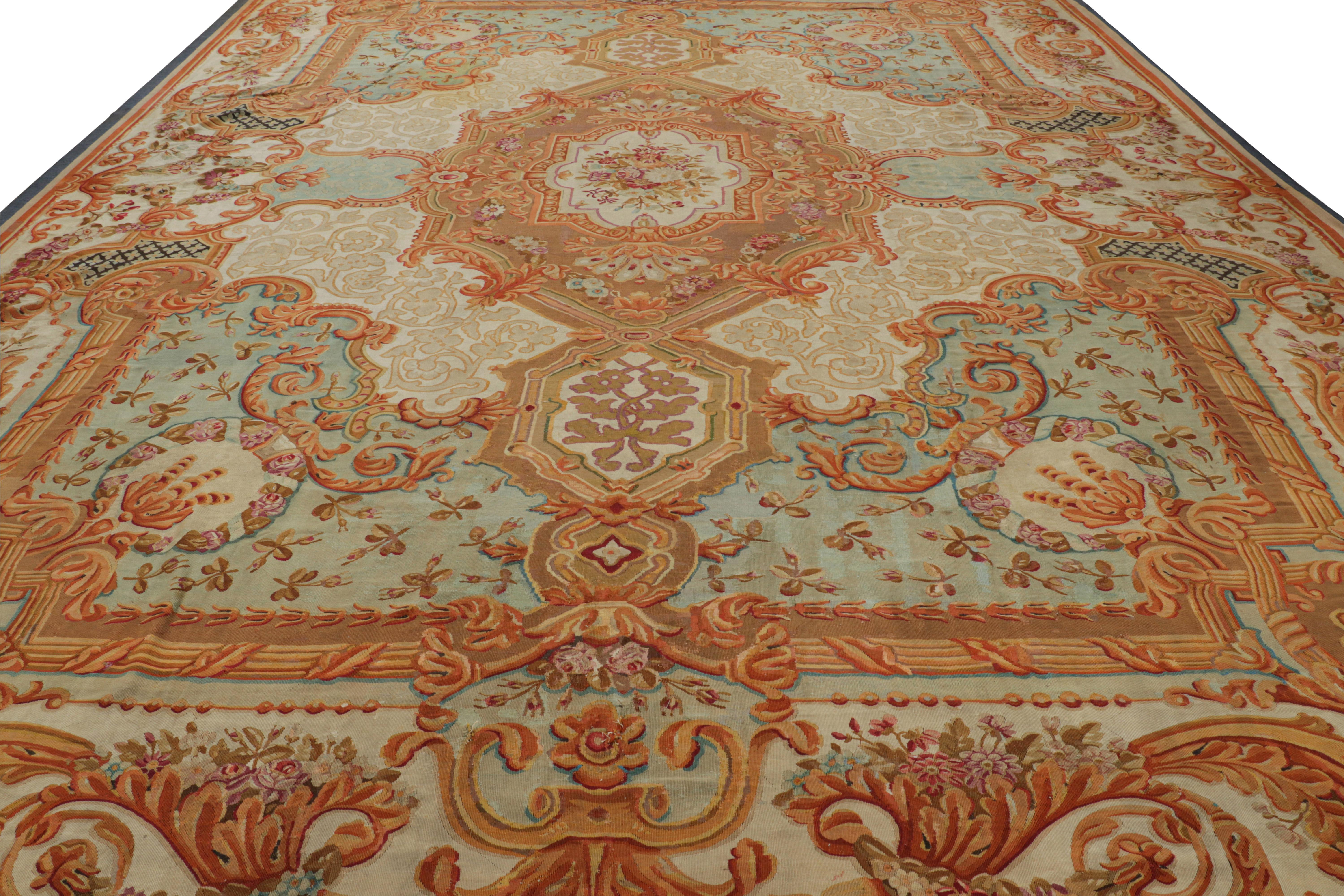 Tappeto Aubusson antico oversize in marrone e crema con medaglioni In condizioni buone in vendita a Long Island City, NY