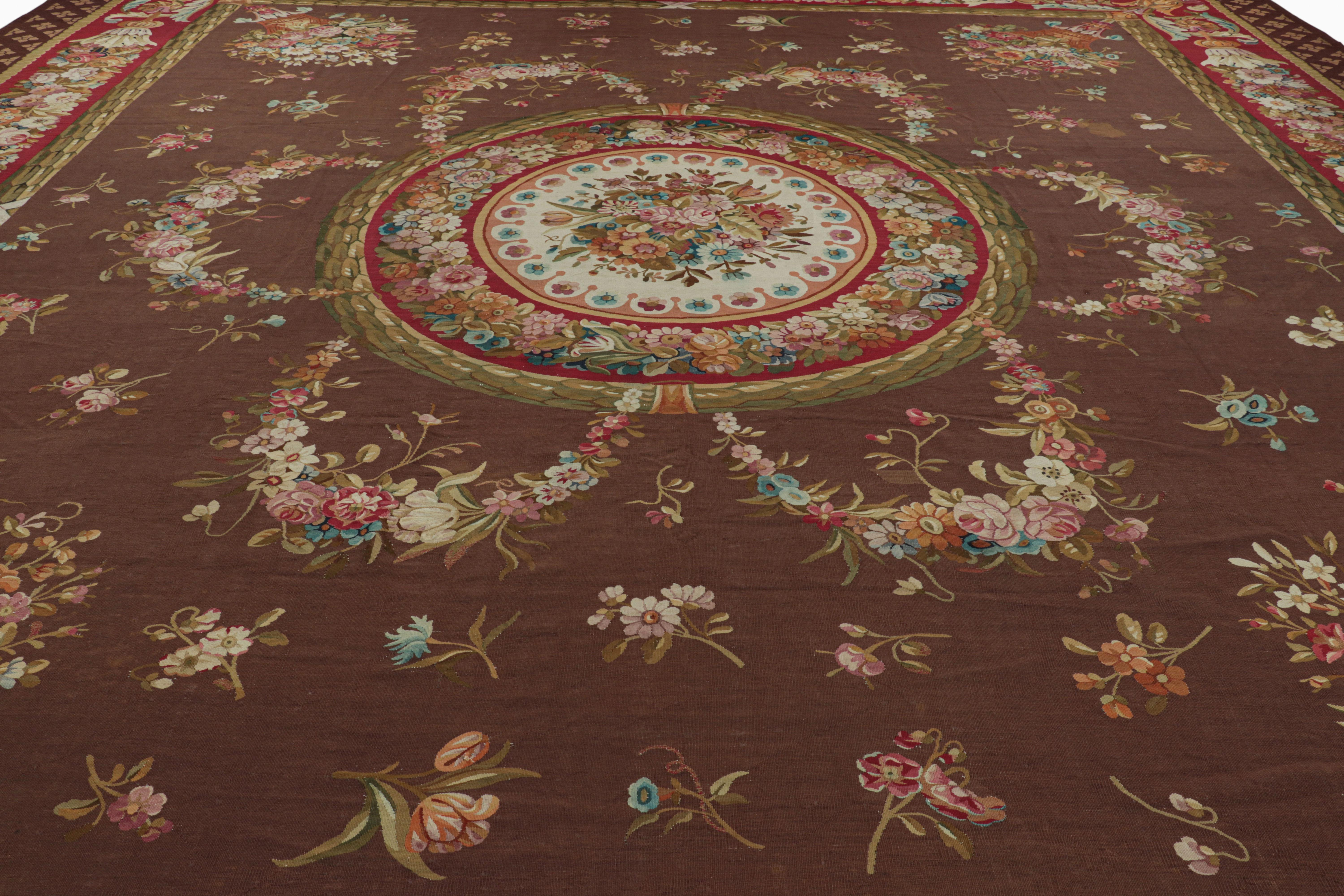  Questo tappeto Aubusson antico 19x19 è un'entusiasmante novità della collezione di tappeti europei di Rug & Kilim: un capolavoro dello stile neoclassico francese a trama piatta, tessuto a mano in lana e originario della Francia.

Sul design: 

Gli