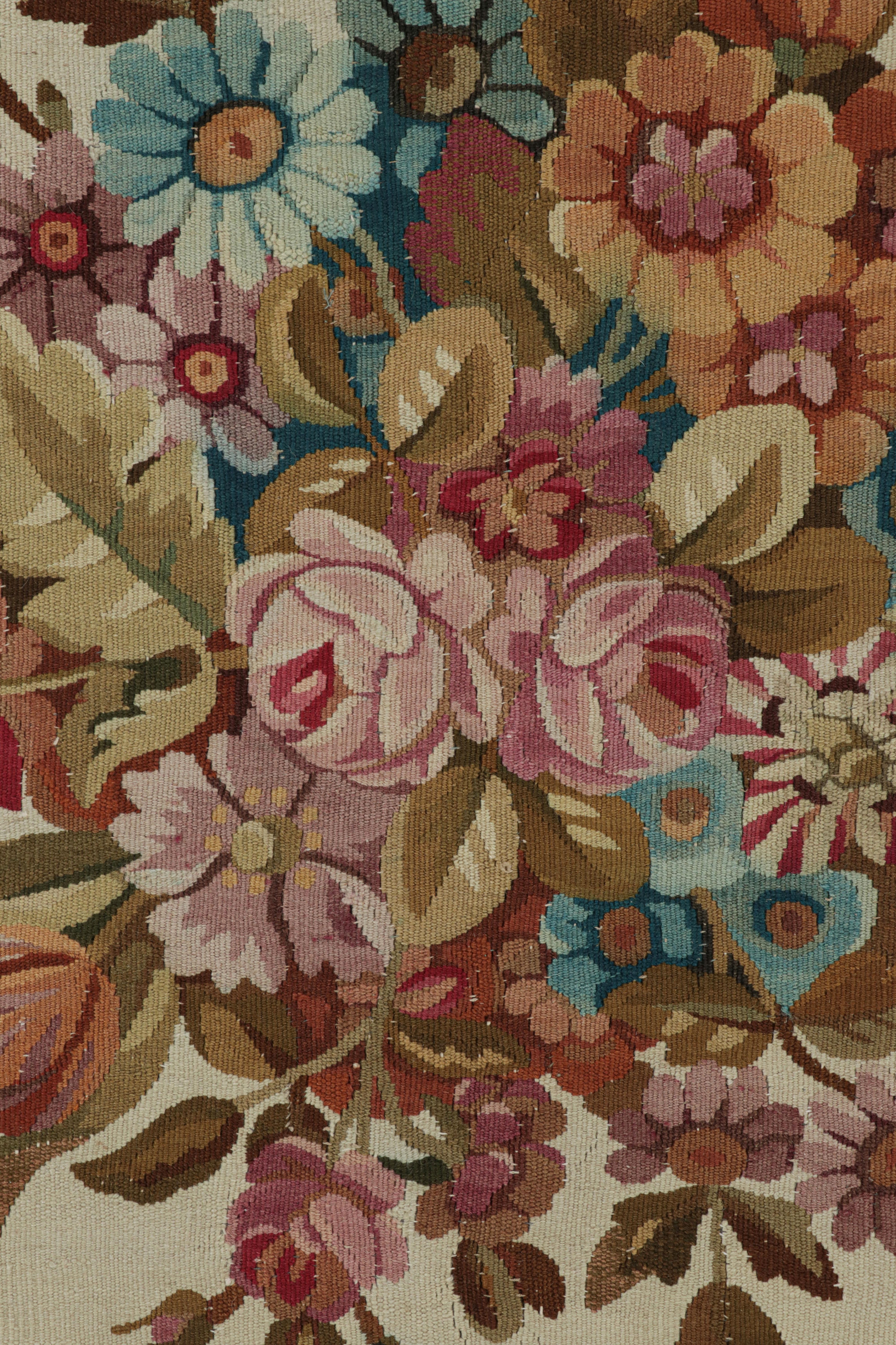 Kilim Tappeto Aubusson antico oversize in marrone con medaglioni floreali in vendita
