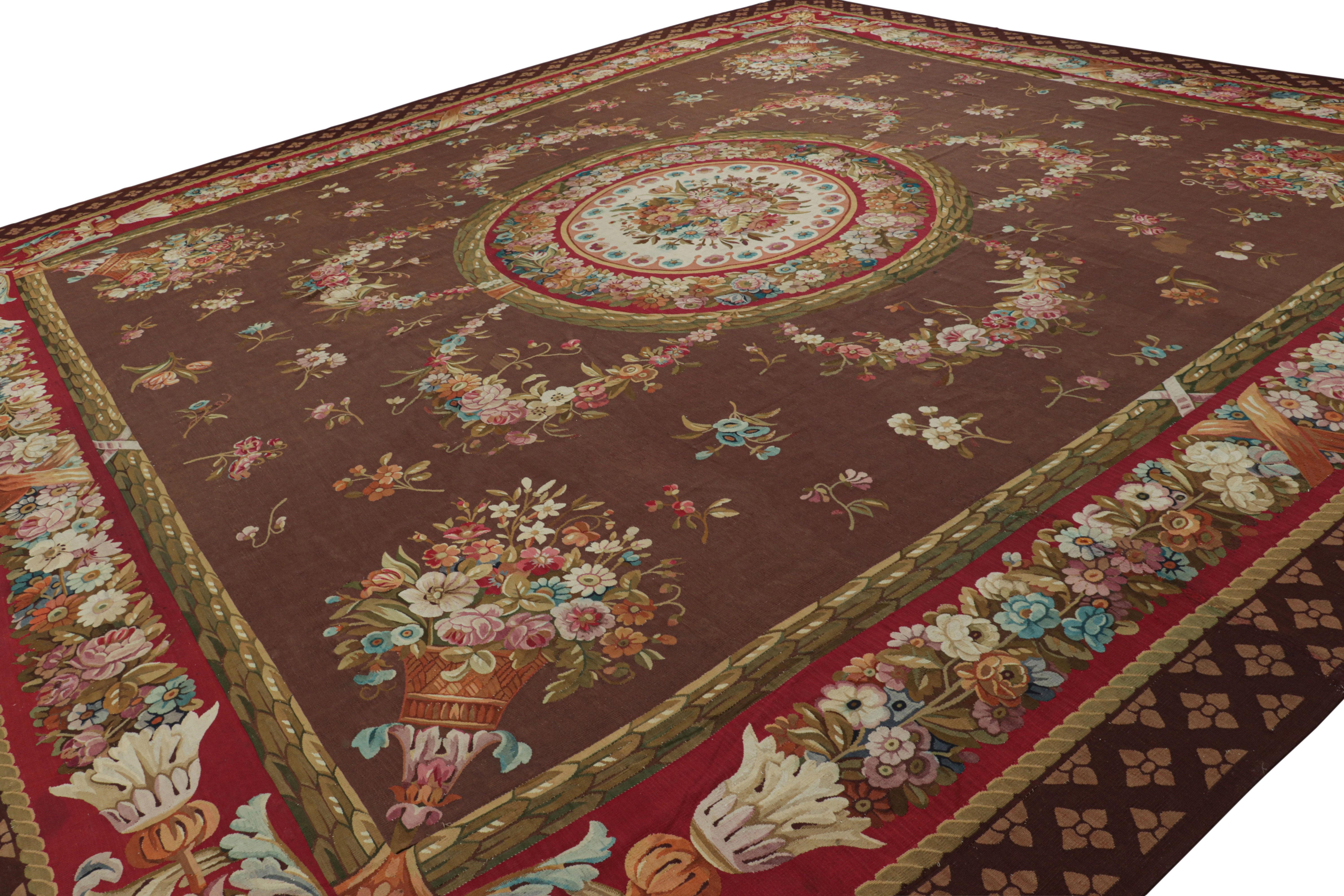 Persiano Tappeto Aubusson antico oversize in marrone con medaglioni floreali in vendita