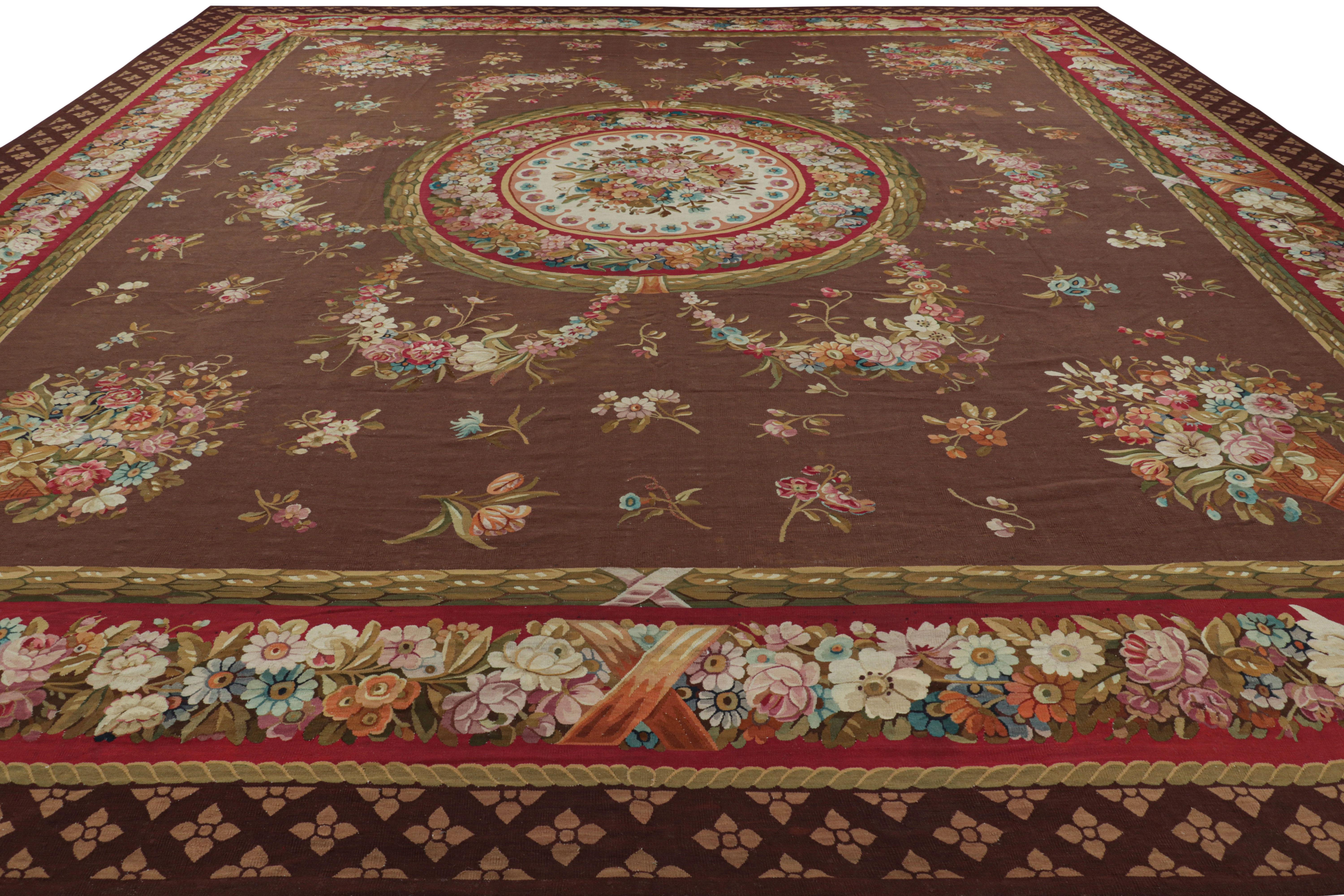 Tessuto a mano Tappeto Aubusson antico oversize in marrone con medaglioni floreali in vendita