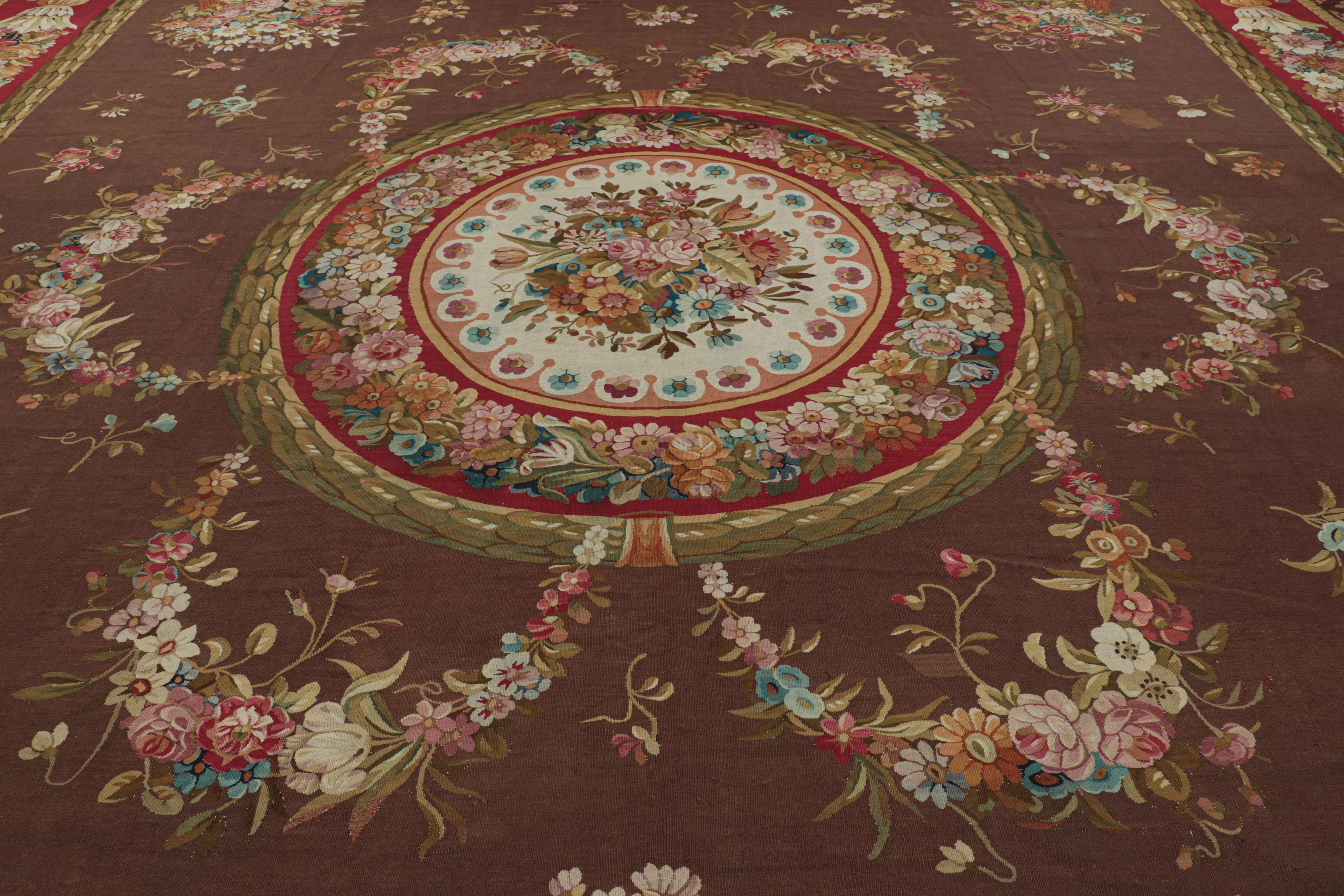 Tappeto Aubusson antico oversize in marrone con medaglioni floreali In condizioni buone in vendita a Long Island City, NY