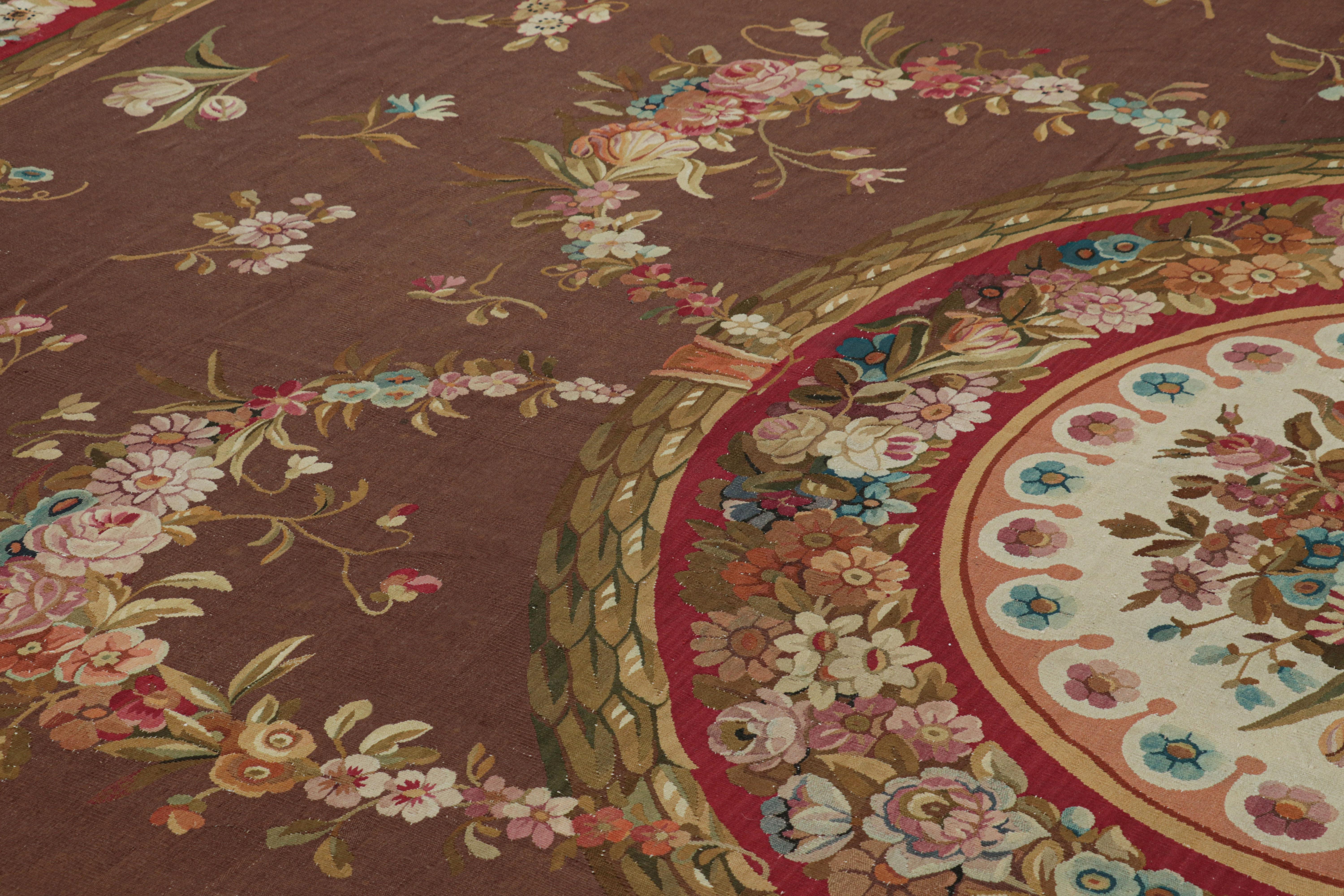 Inizio XIX secolo Tappeto Aubusson antico oversize in marrone con medaglioni floreali in vendita