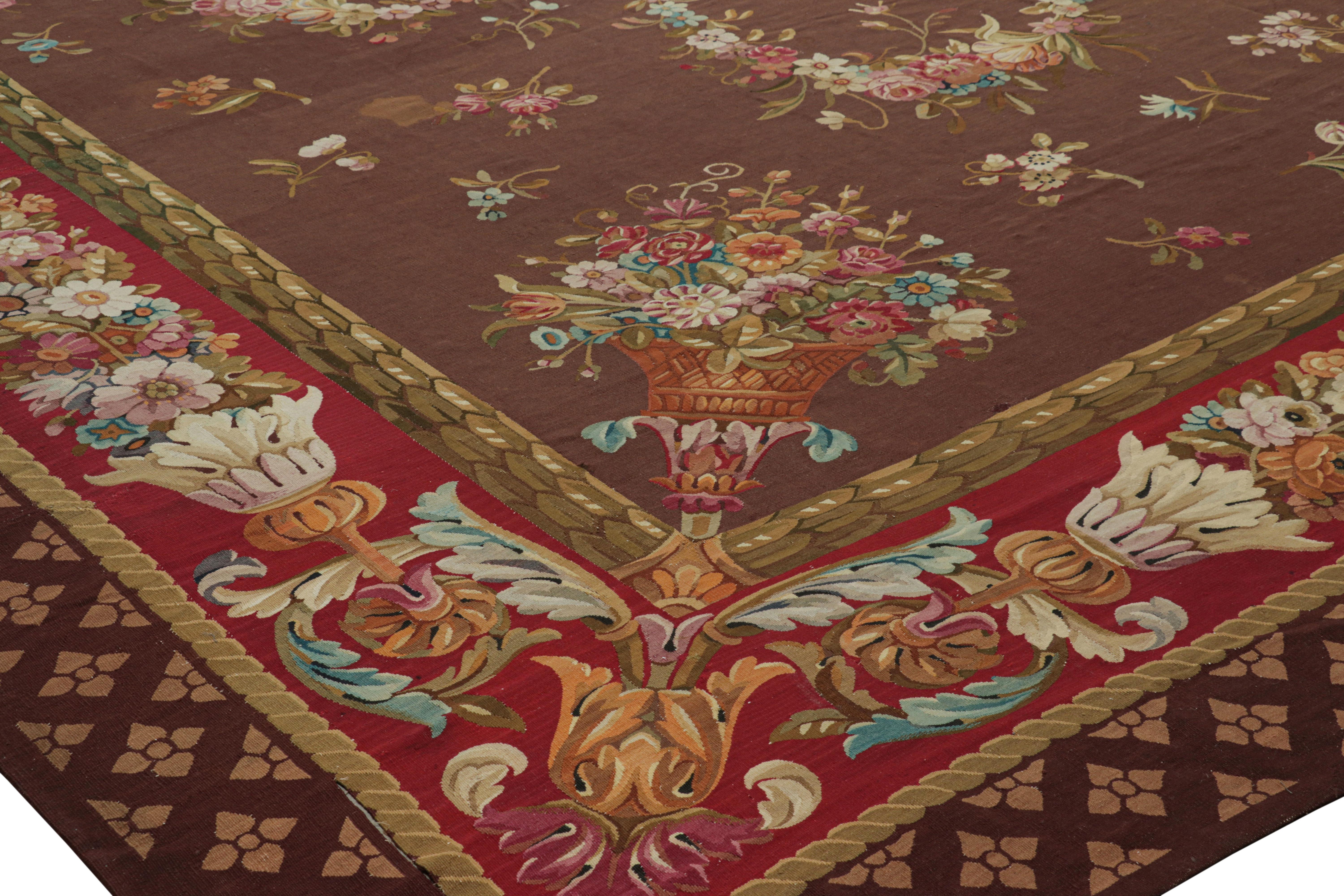 Lana Tappeto Aubusson antico oversize in marrone con medaglioni floreali in vendita