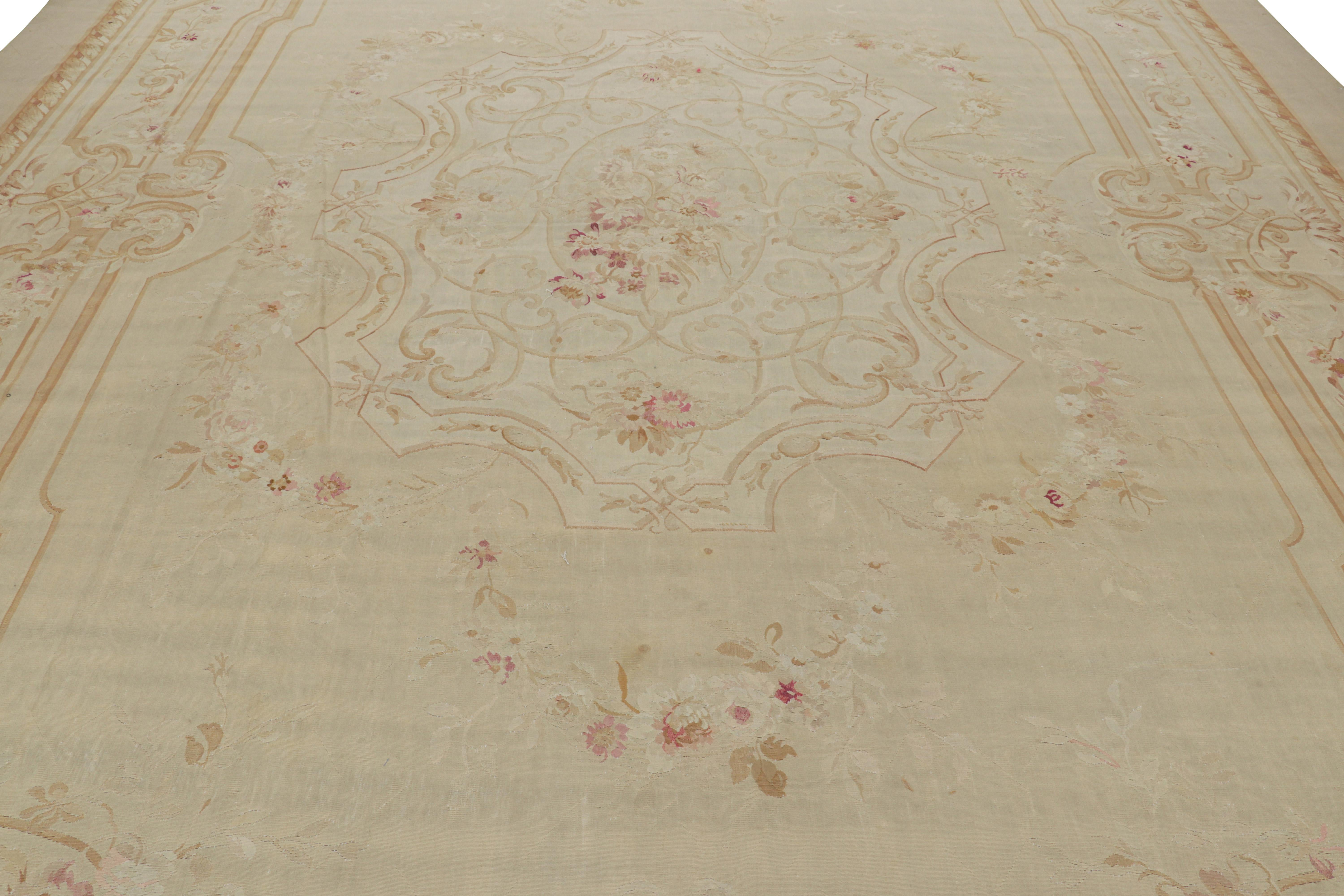 Questo tappeto Aubusson antico 12x18 è un'entusiasmante novità della nostra collezione di tappeti europei: un capolavoro dello stile neoclassico francese a tessitura piatta, tessuto a mano in lana e che si ritiene sia originario della Francia della
