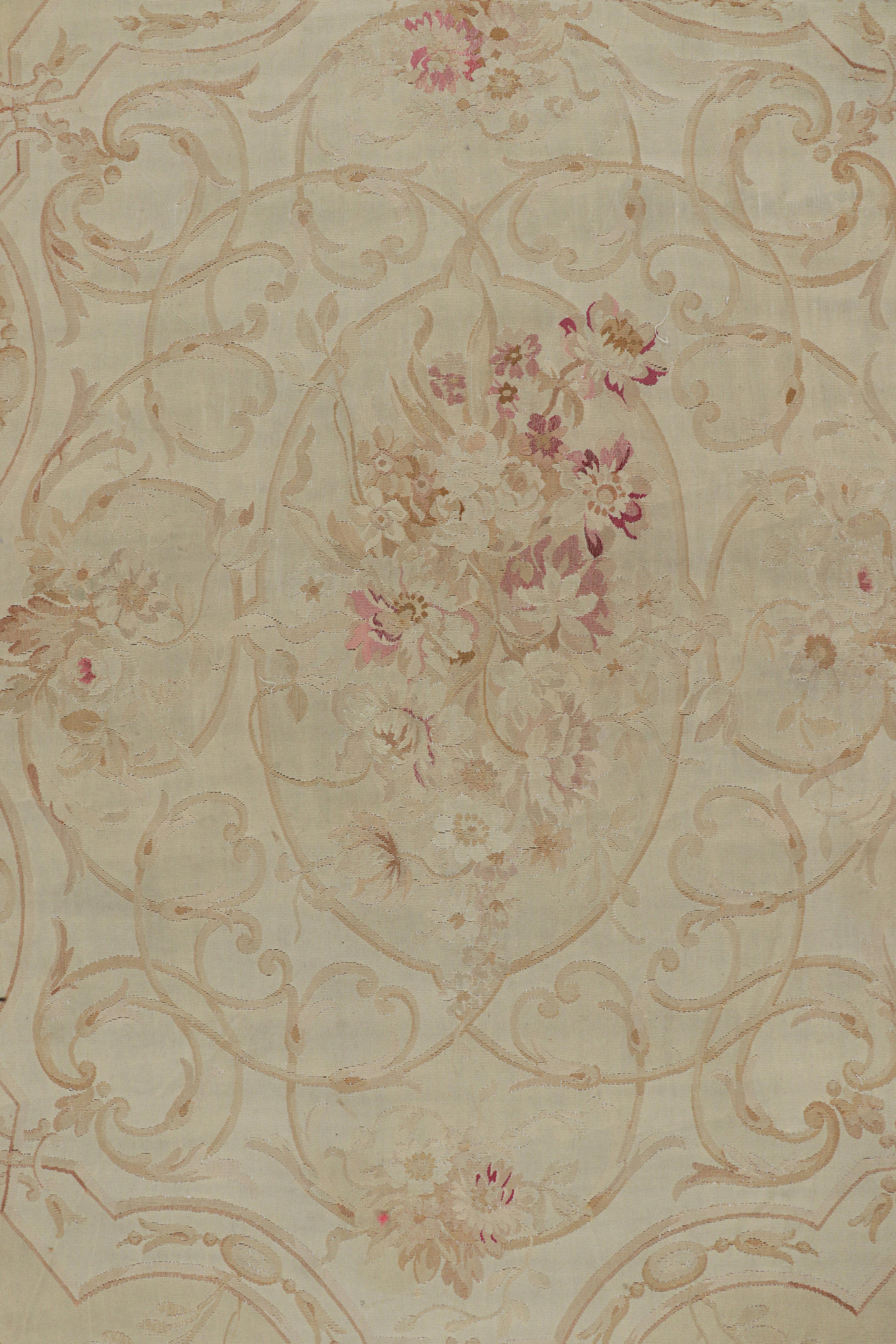 Francese Tappeto Aubusson antico oversize in crema con medaglione floreale in vendita