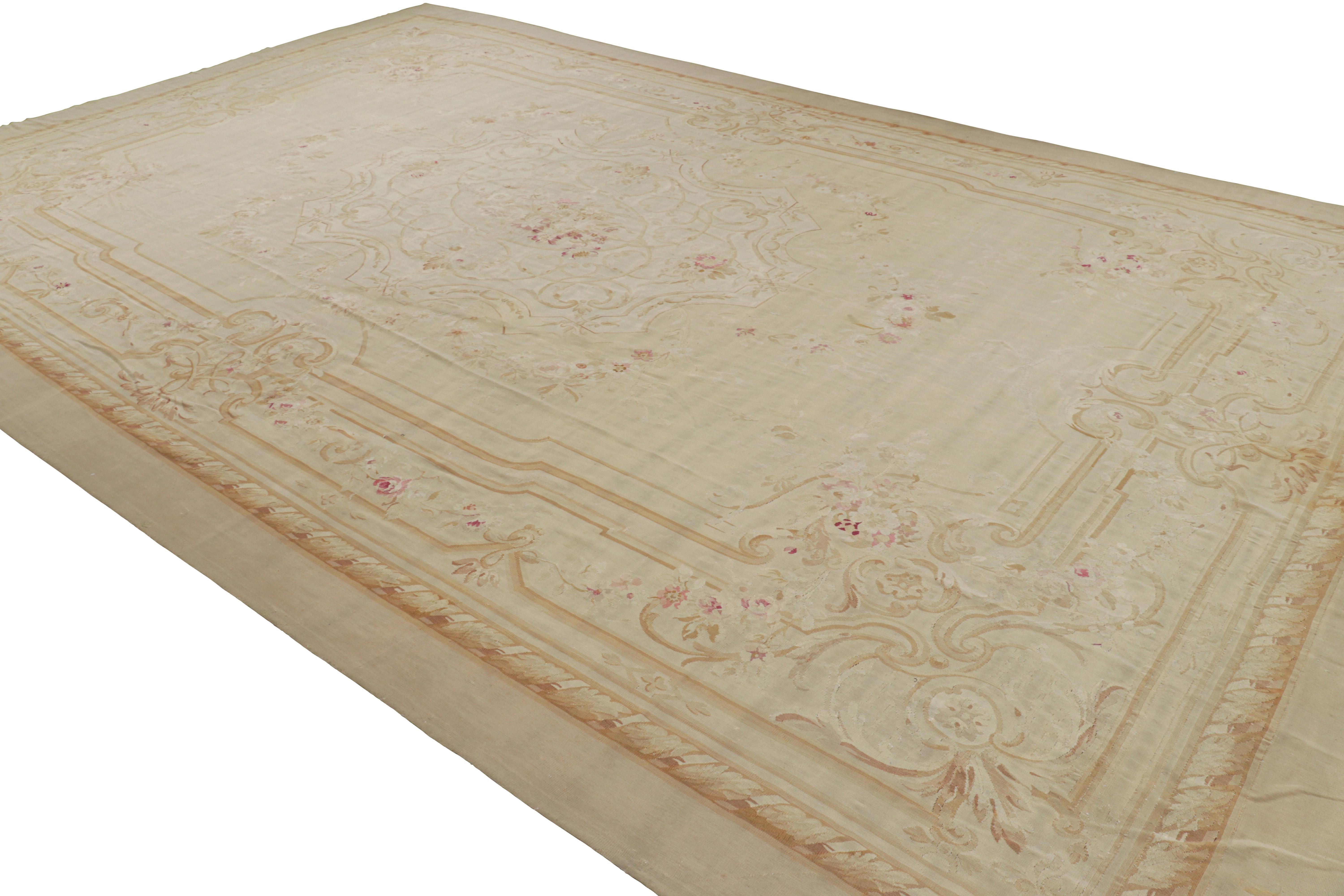 Tessuto a mano Tappeto Aubusson antico oversize in crema con medaglione floreale in vendita