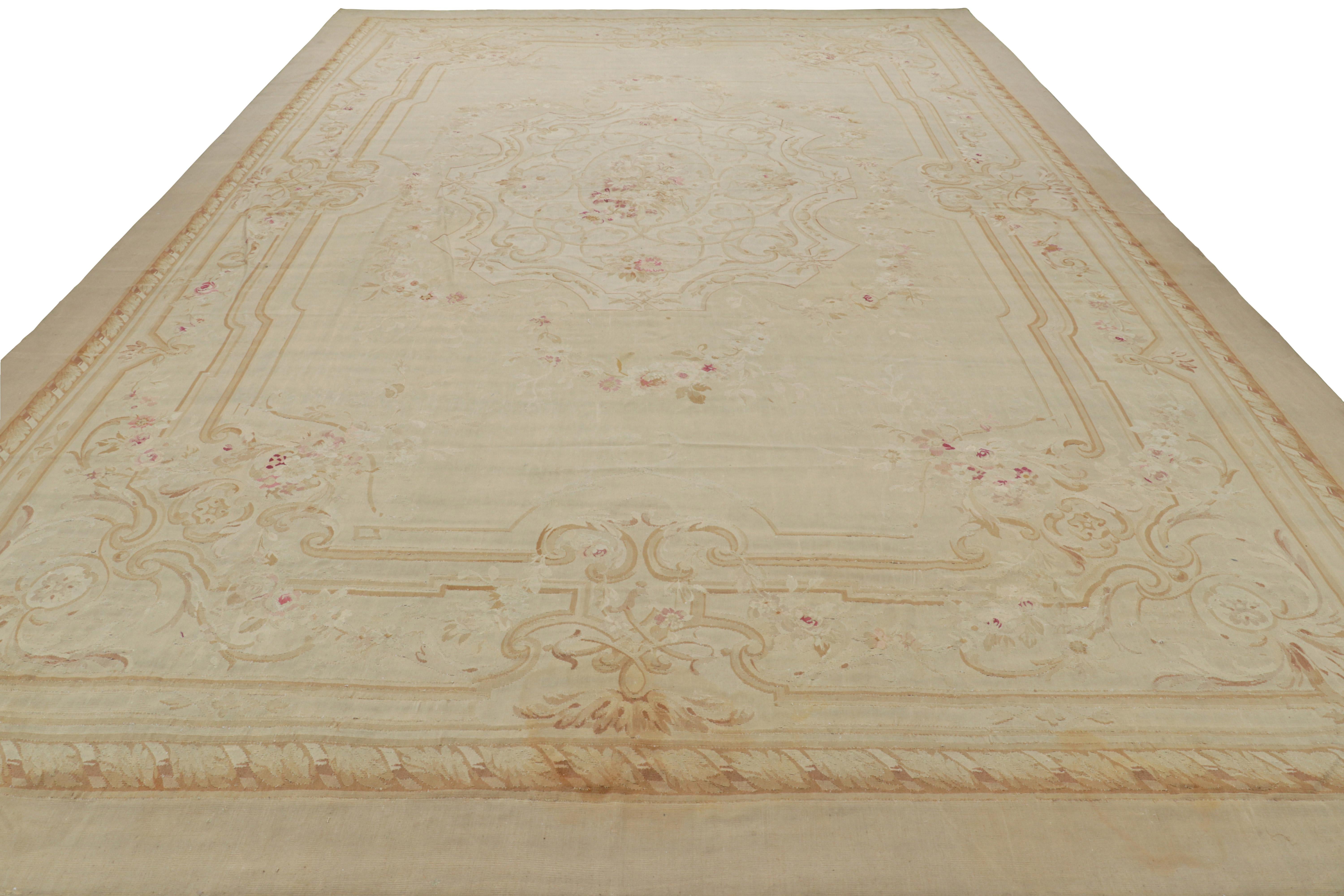 Tappeto Aubusson antico oversize in crema con medaglione floreale In condizioni buone in vendita a Long Island City, NY