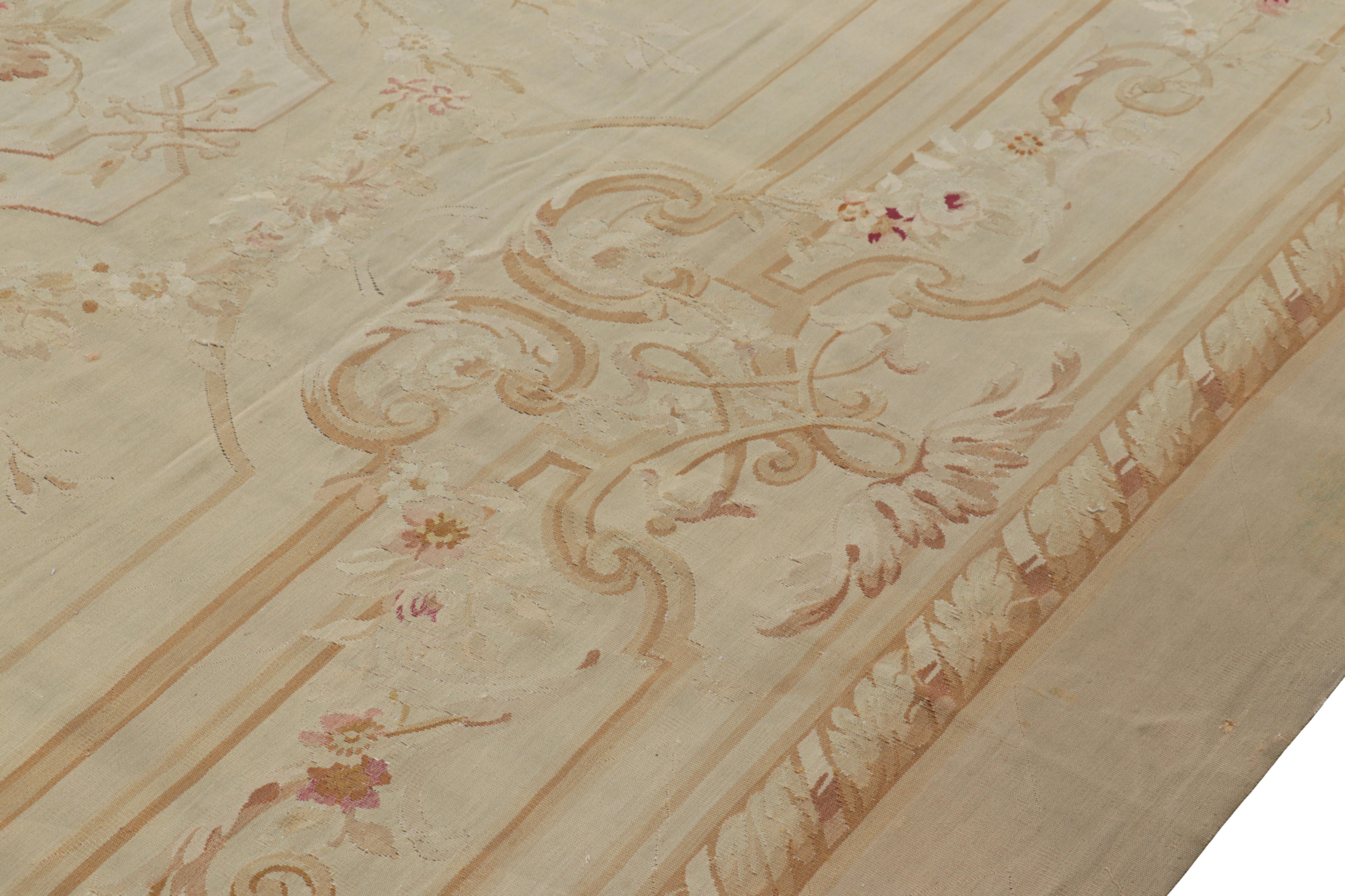 Fine XIX secolo Tappeto Aubusson antico oversize in crema con medaglione floreale in vendita