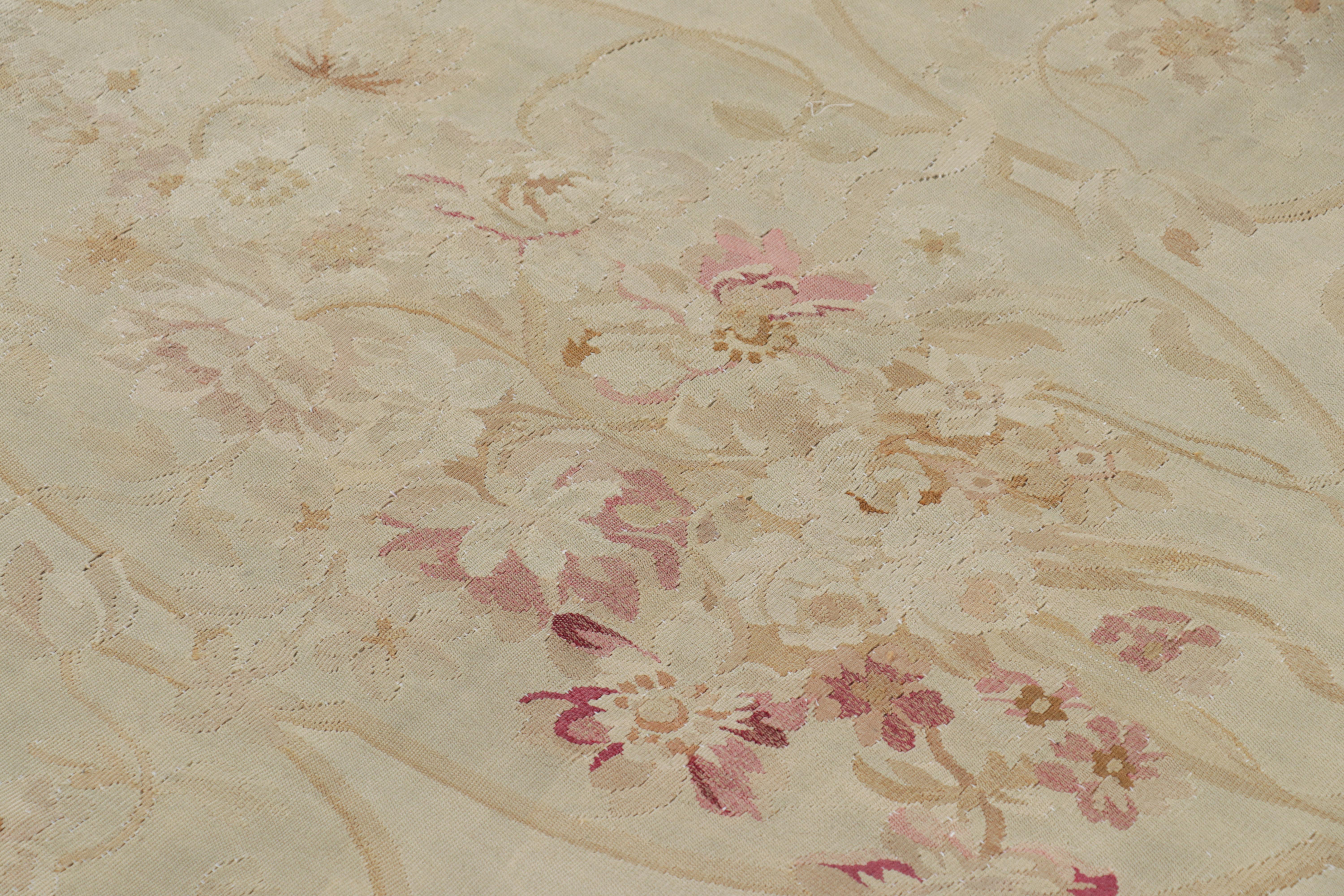 Lana Tappeto Aubusson antico oversize in crema con medaglione floreale in vendita