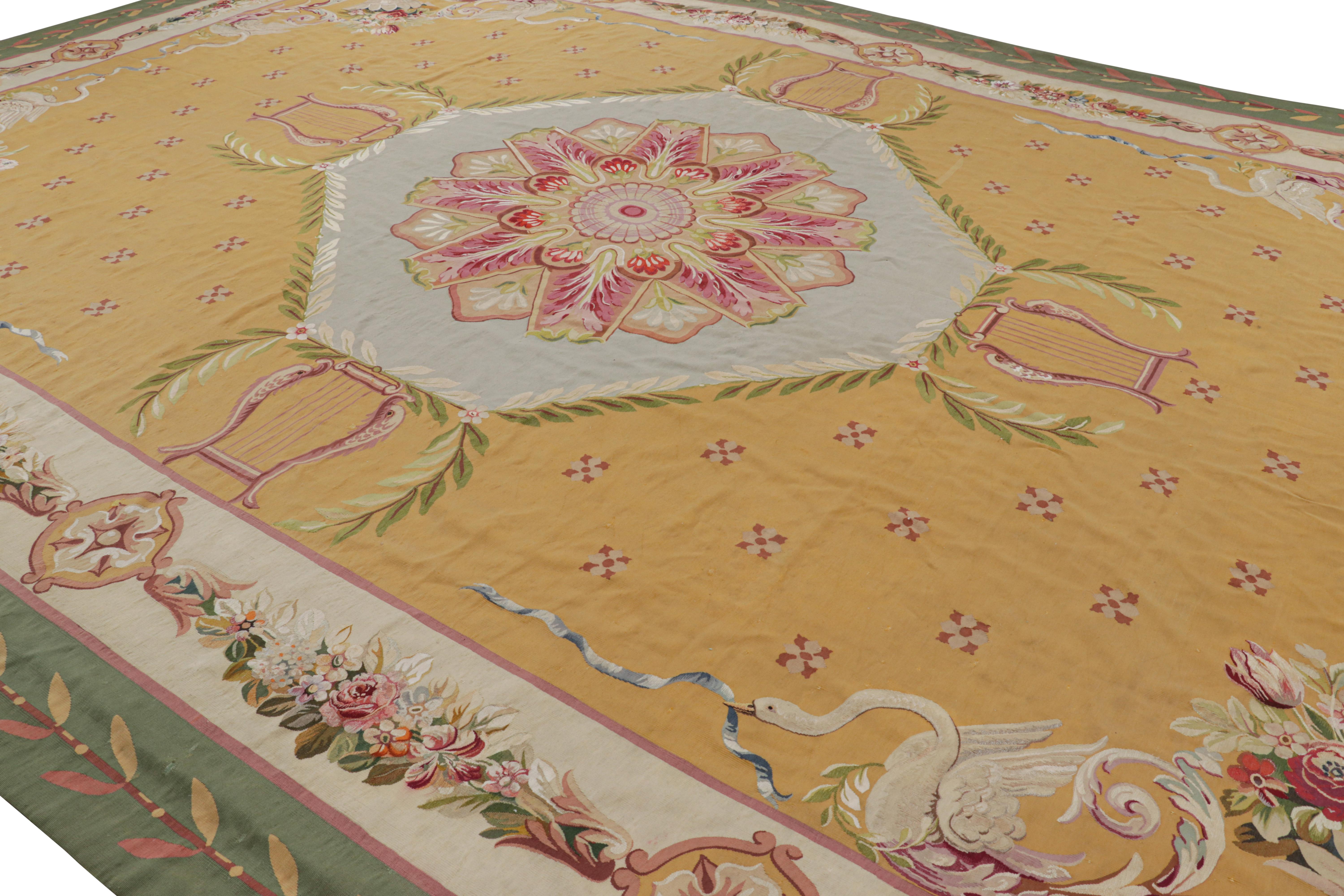 Questo antico tappeto Aubusson 15x21 è un'entusiasmante novità della collezione di tappeti europei di Rug & Kilim: un capolavoro dello stile neoclassico francese a tessitura piatta, tessuto a mano in lana e ritenuto originario della Francia intorno