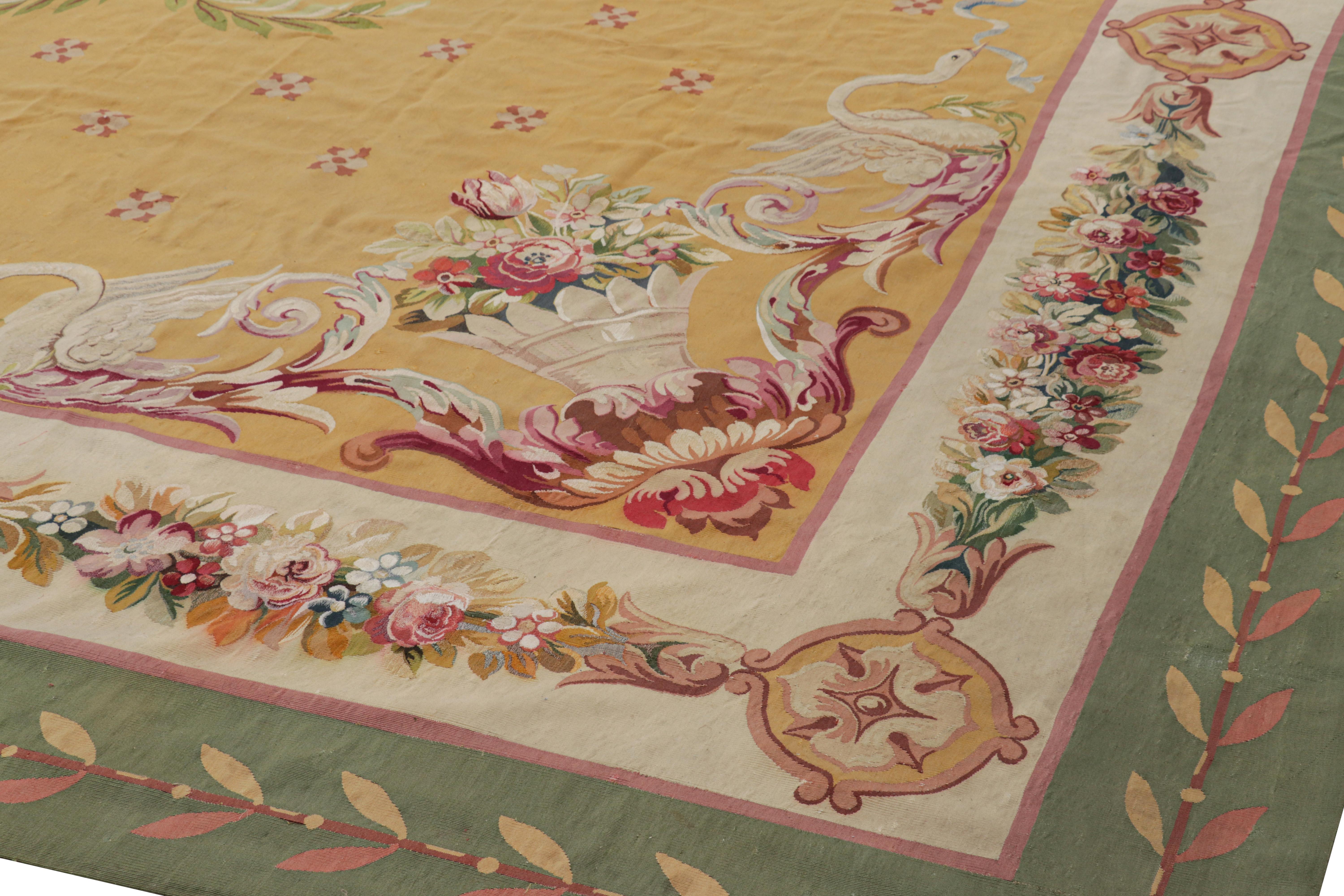 Francese Tappeto Aubusson antico oversize in oro con medaglione floreale  Rug & Kilim in vendita