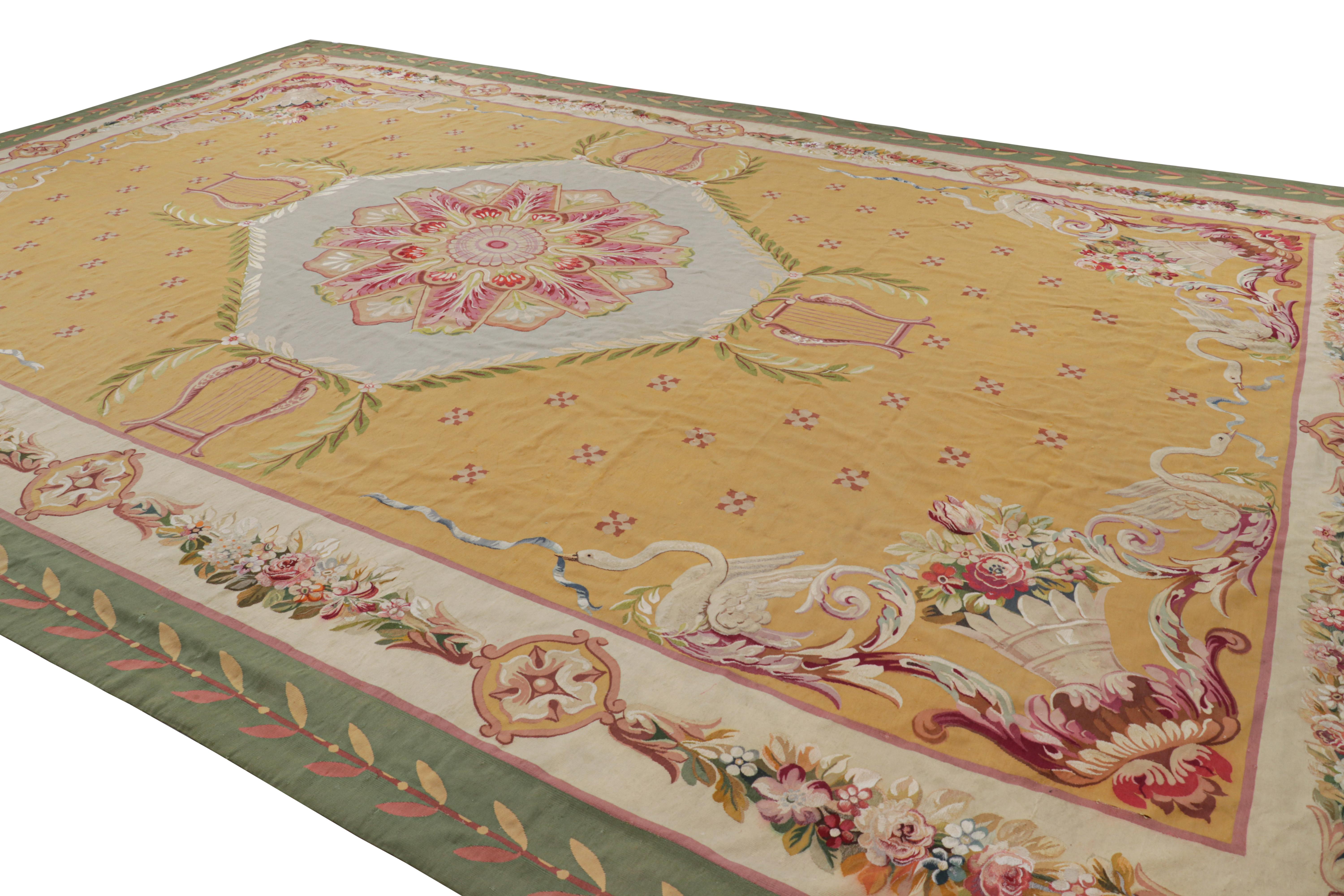 Tessuto a mano Tappeto Aubusson antico oversize in oro con medaglione floreale  Rug & Kilim in vendita