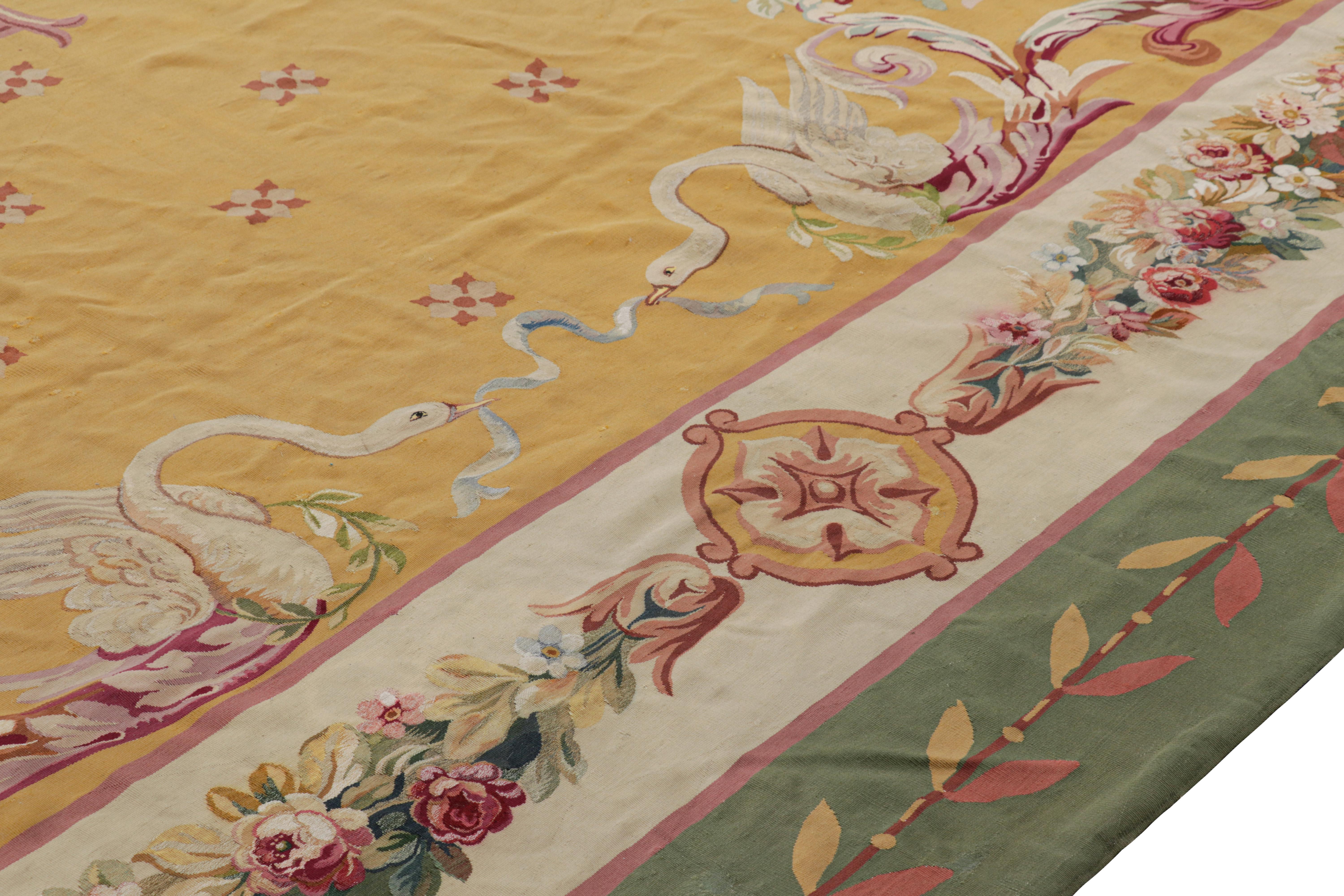 Inizio XX secolo Tappeto Aubusson antico oversize in oro con medaglione floreale  Rug & Kilim in vendita