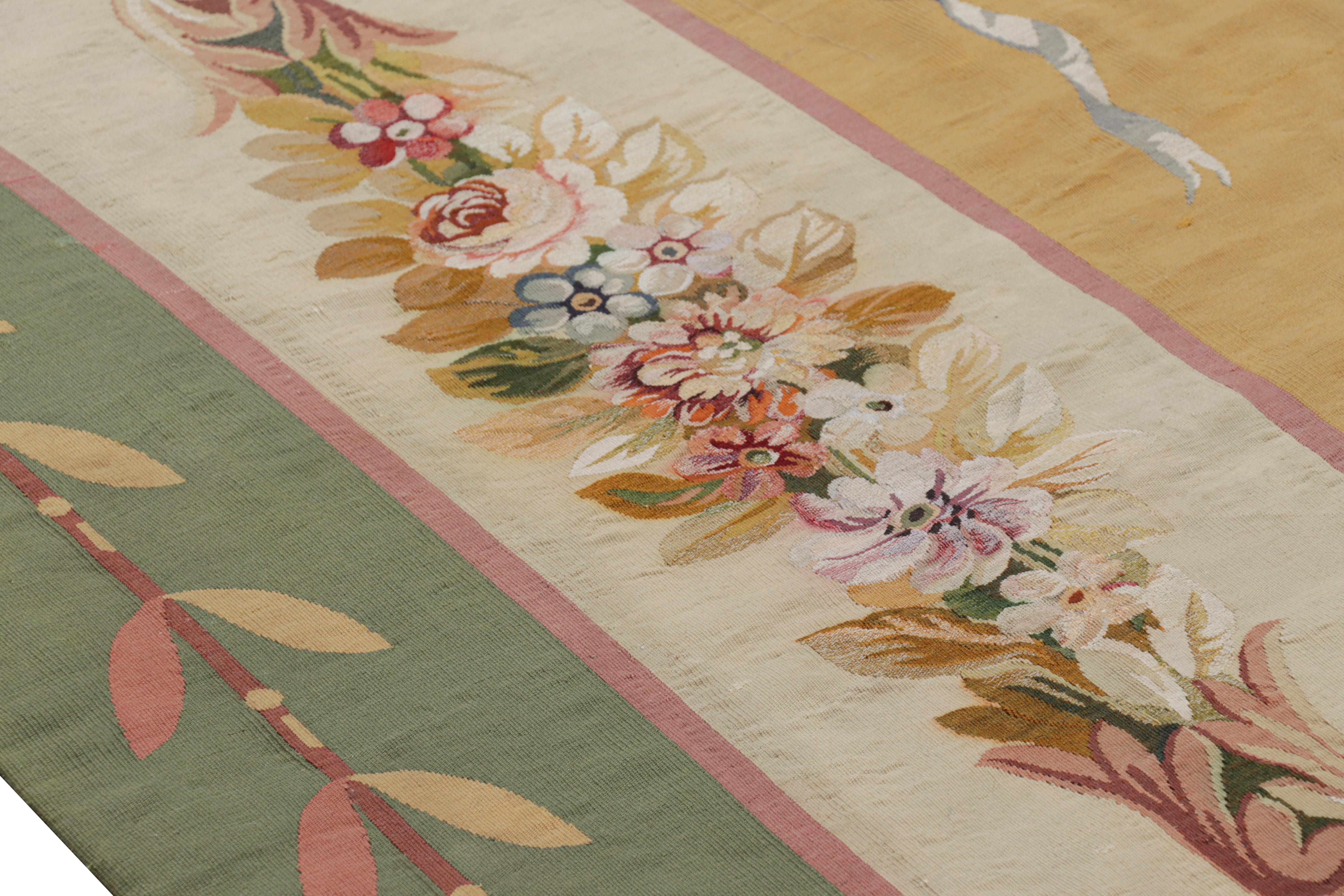 Lana Tappeto Aubusson antico oversize in oro con medaglione floreale  Rug & Kilim in vendita