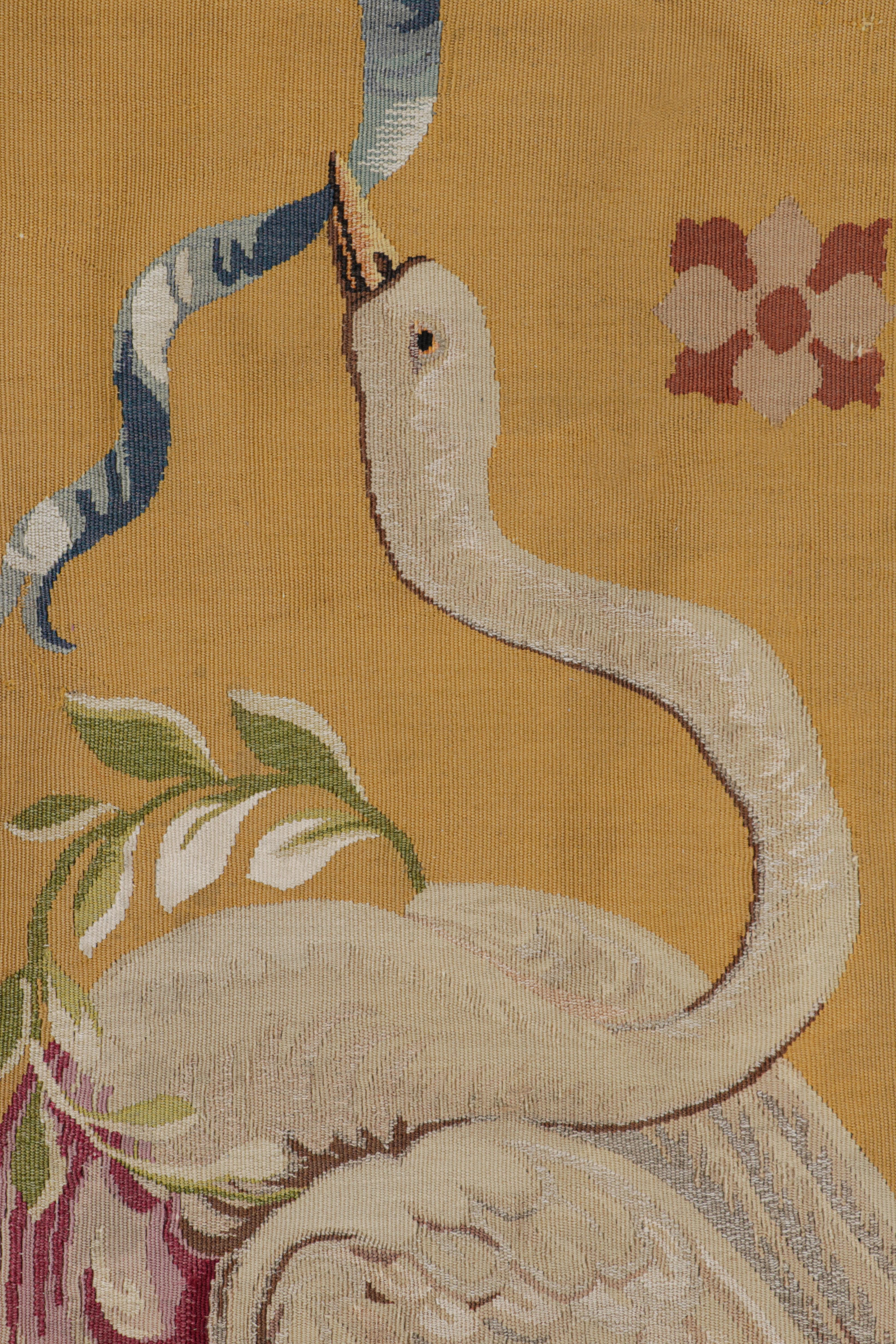 Tappeto Aubusson antico oversize in oro con medaglione floreale  Rug & Kilim in vendita 1