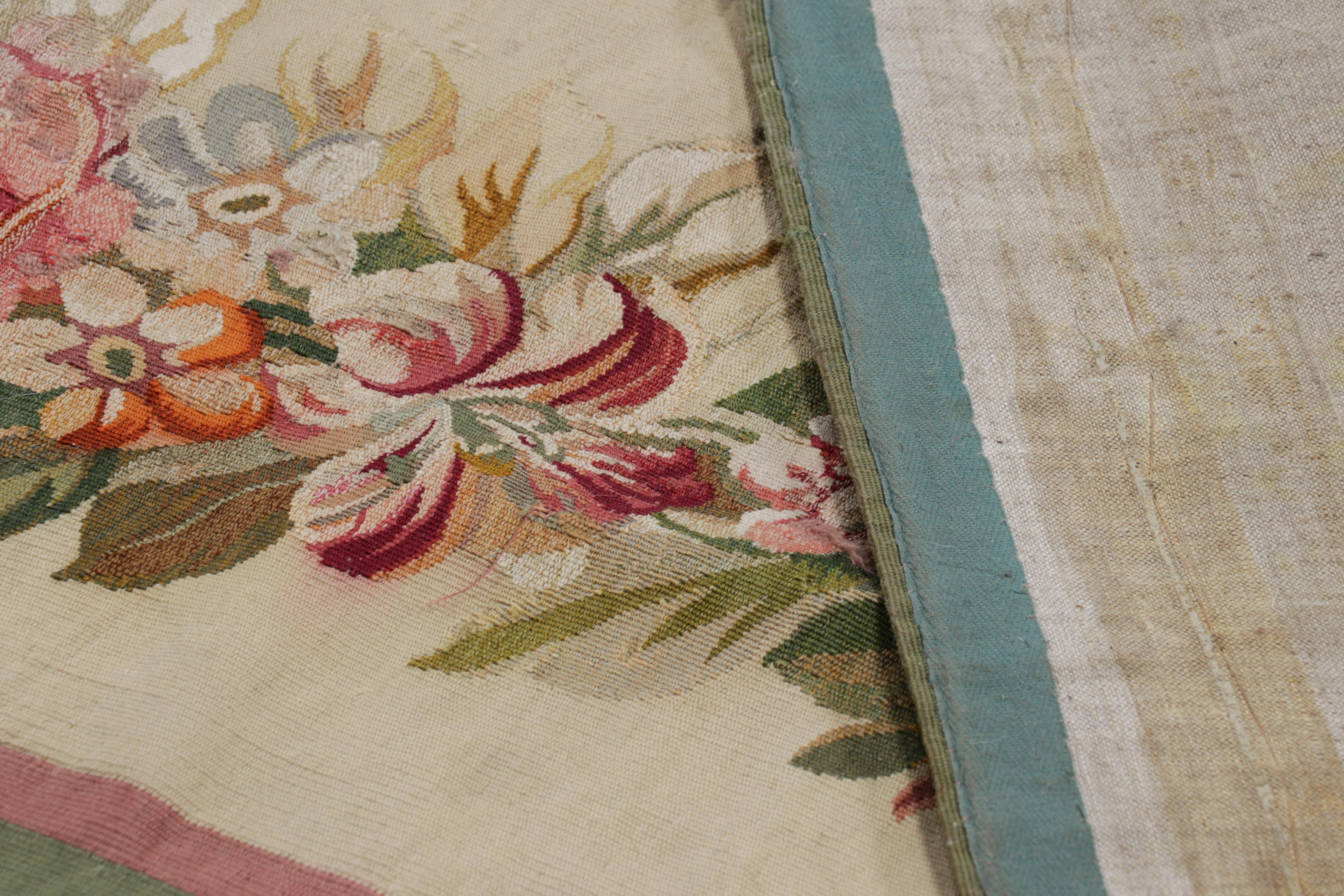 Tappeto Aubusson antico oversize in oro con medaglione floreale  Rug & Kilim in vendita 2
