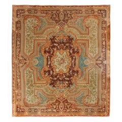 Übergroßer antiker Aubusson-Teppich mit Medaillon und kräftigen Blumen - Rug & Kilim