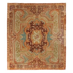 Übergroßer antiker Aubusson-Teppich mit Medaillon und kräftigen Blumen - Rug & Kilim