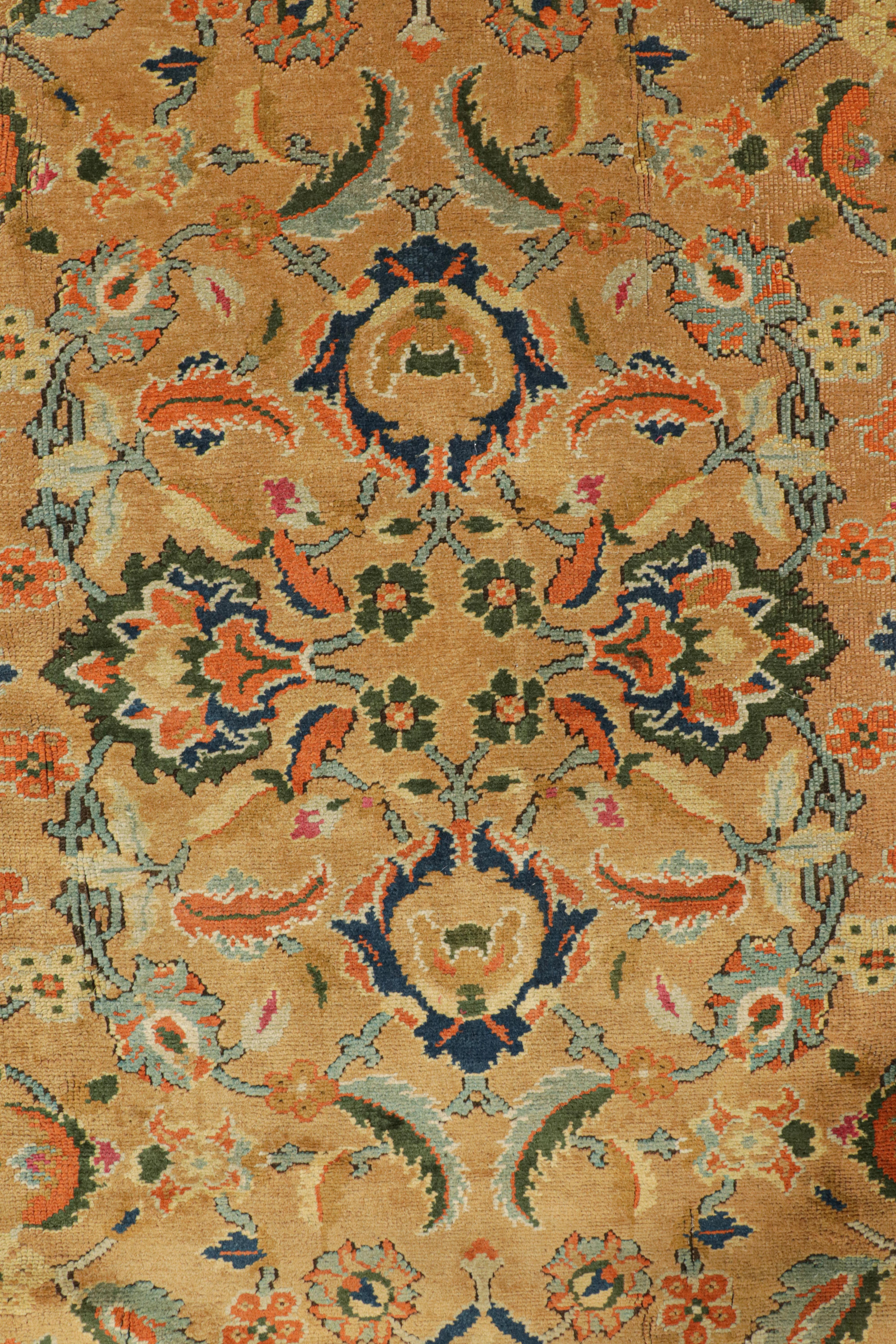 Anglais Tapis Axminster ancien surdimensionné en camel avec motifs floraux en vente