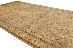 Tapis Antique Axminster surdimensionné en camel avec motifs floraux - Rug & Kilim