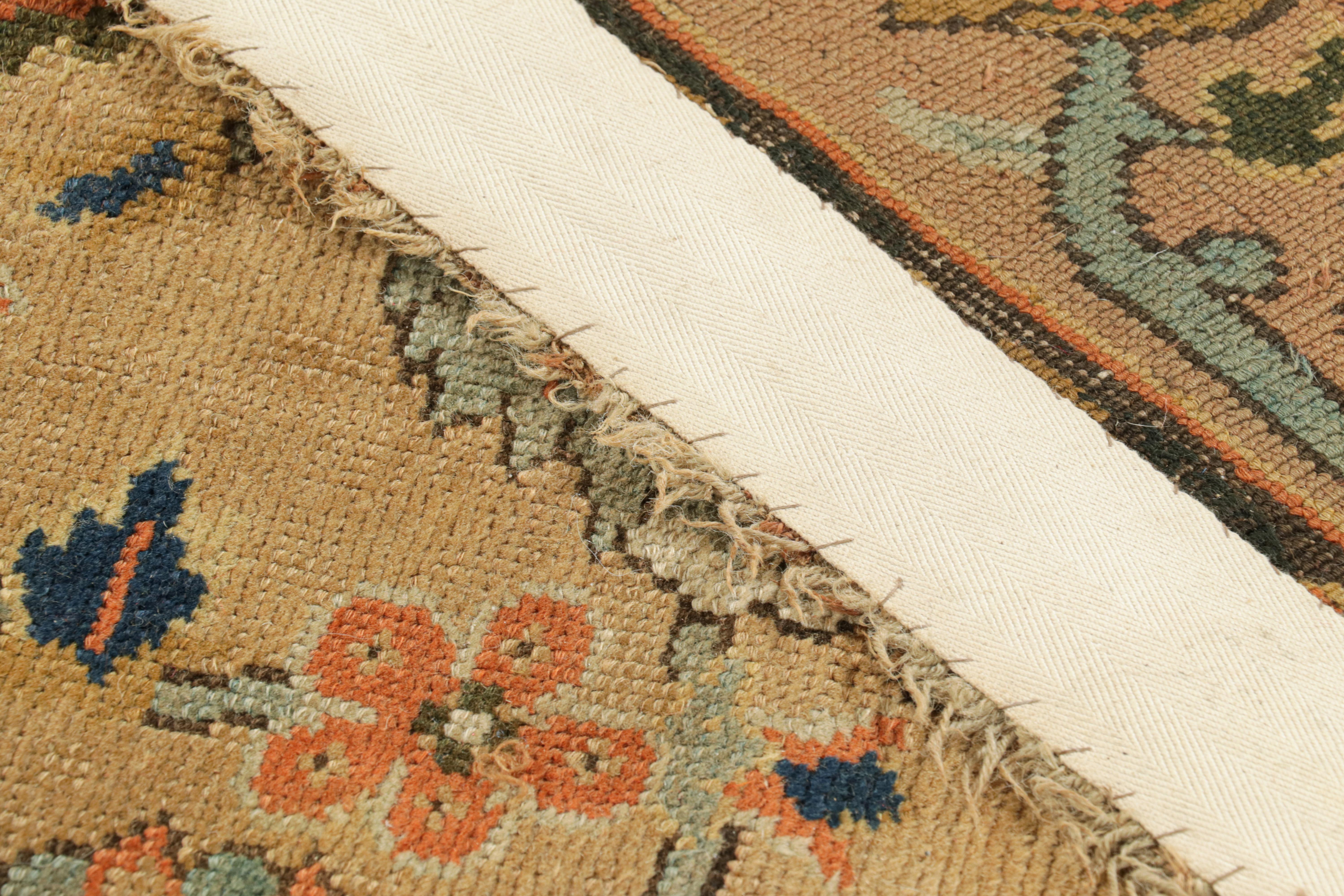 Übergroßer antiker Axminster-Teppich in Kamel mit Blumenmuster im Angebot 1