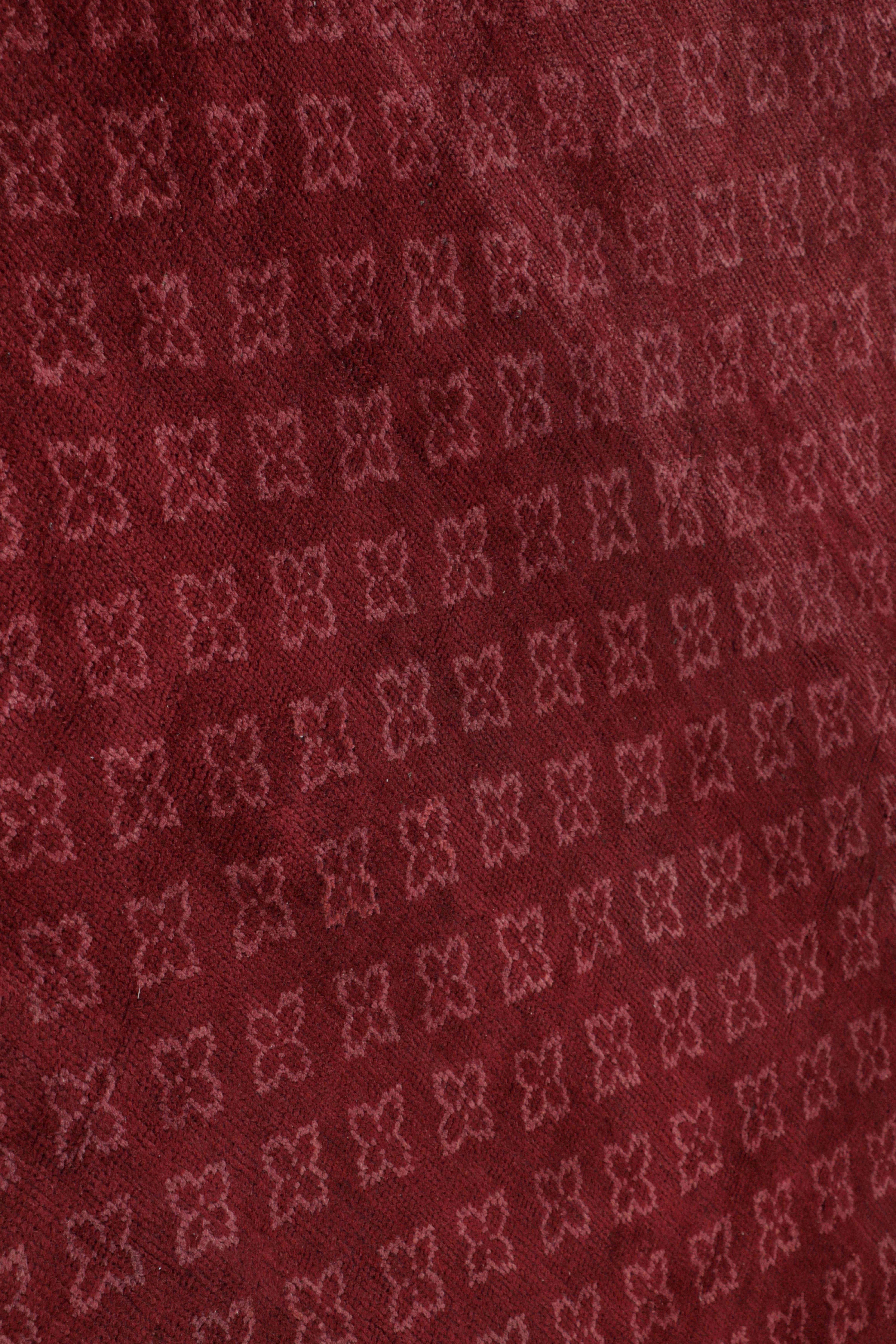 Alfombra antigua Axminster de gran tamaño en rojo con motivos geométricos Inglés en venta