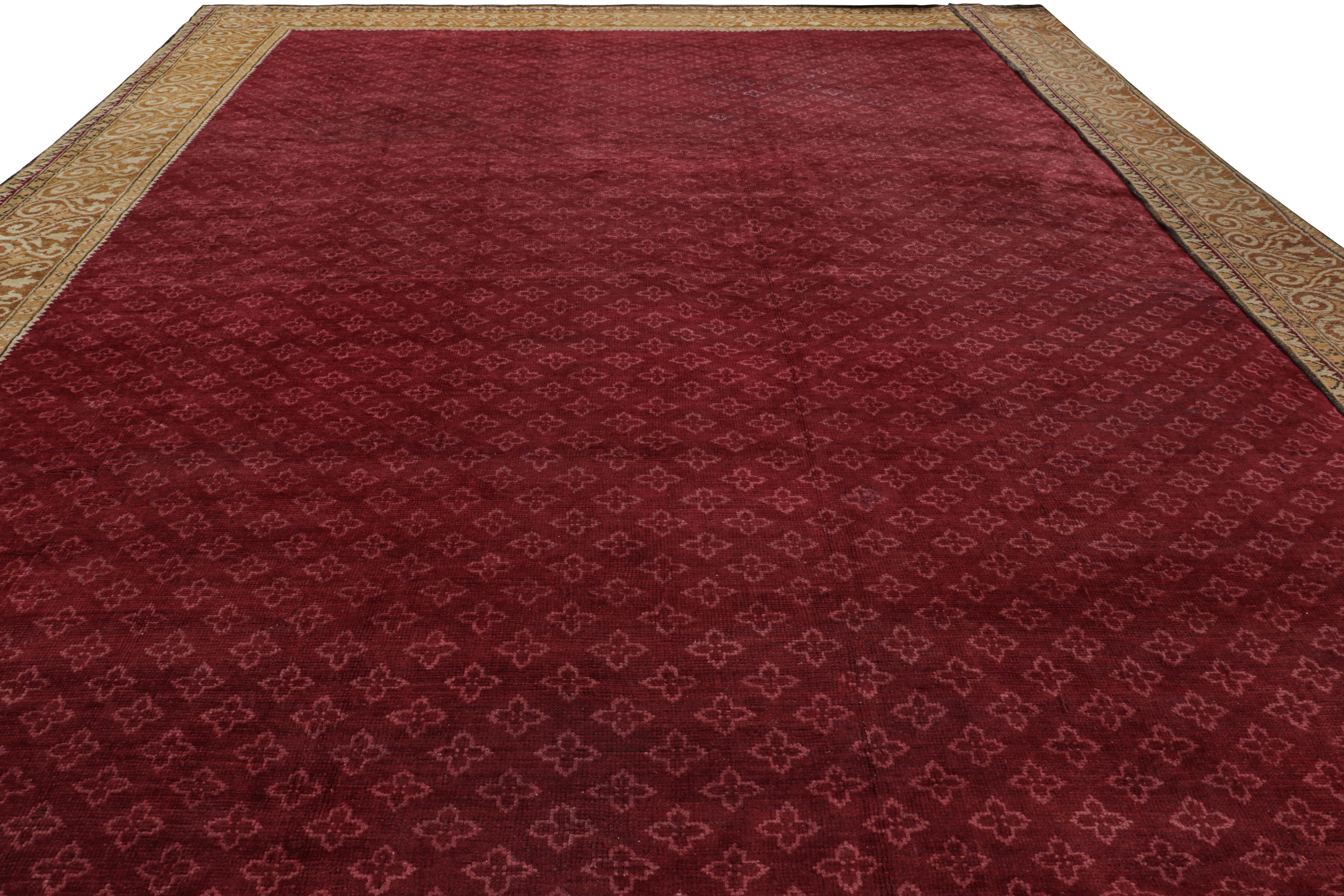 Alfombra antigua Axminster de gran tamaño en rojo con motivos geométricos Anudado a mano en venta