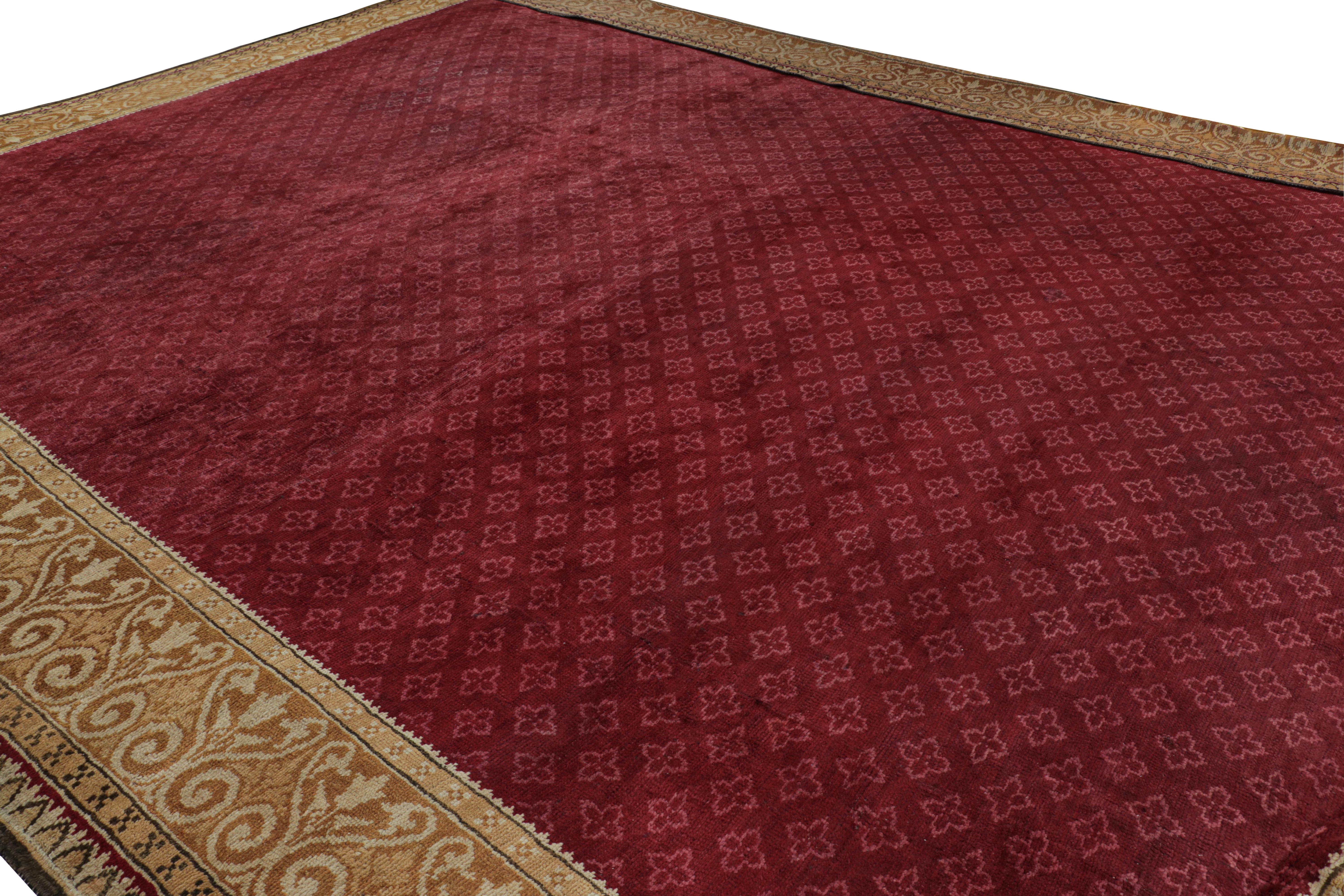 Alfombra antigua Axminster de gran tamaño en rojo con motivos geométricos en Bueno estado para la venta en Long Island City, NY