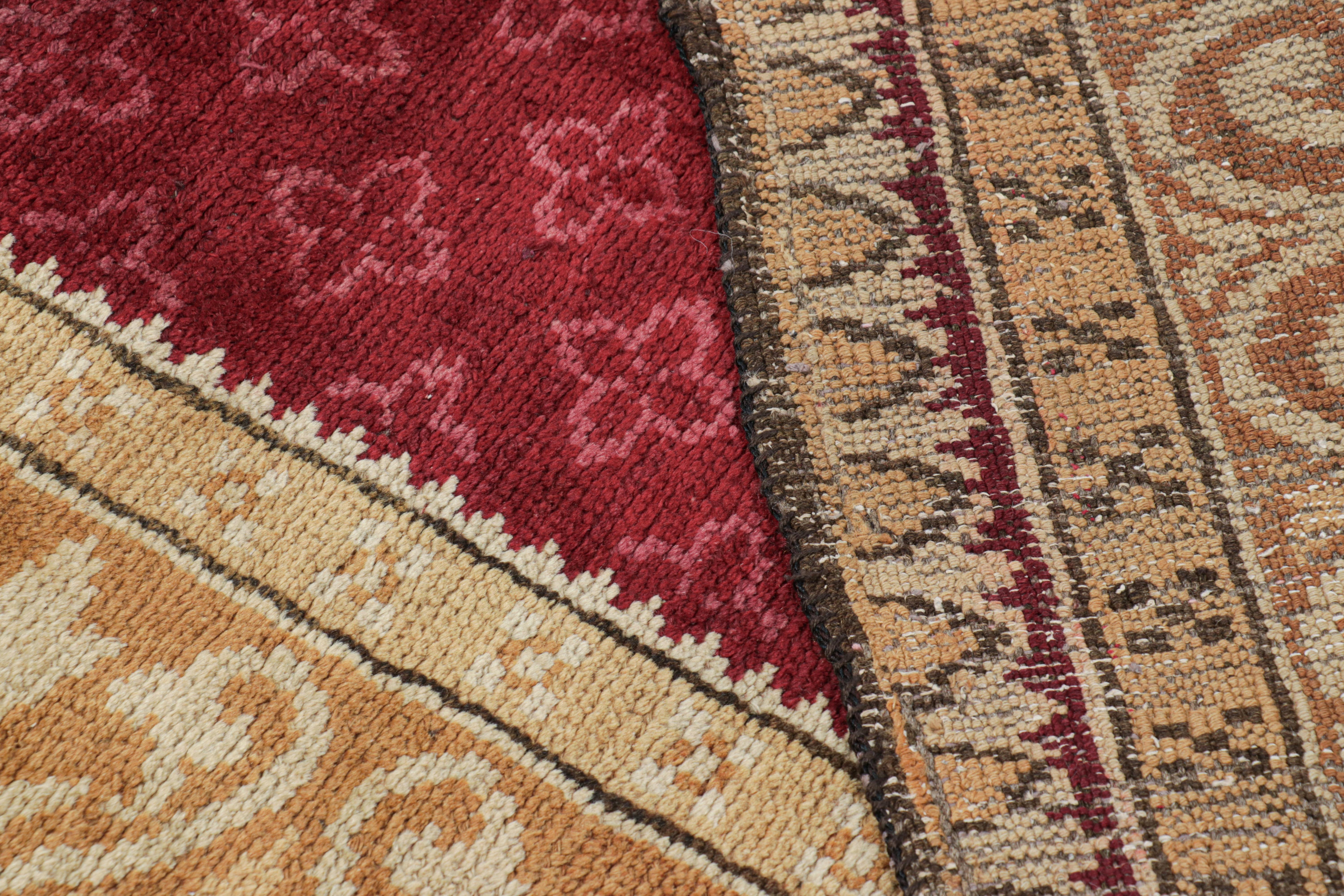 Alfombra antigua Axminster de gran tamaño en rojo con motivos geométricos Lana en venta