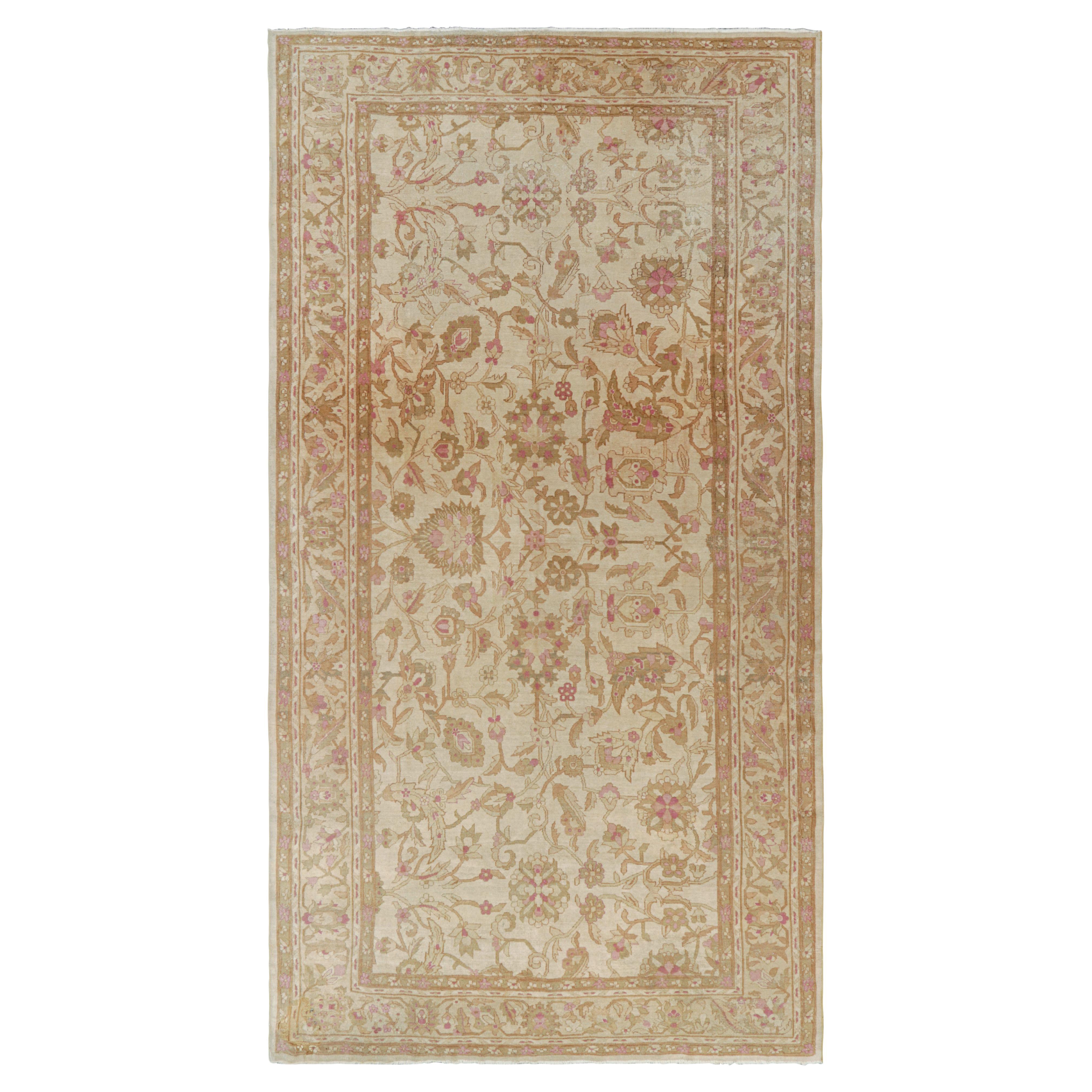 Alfombra antigua sobredimensionada estilo Axminster en crema y flores doradas