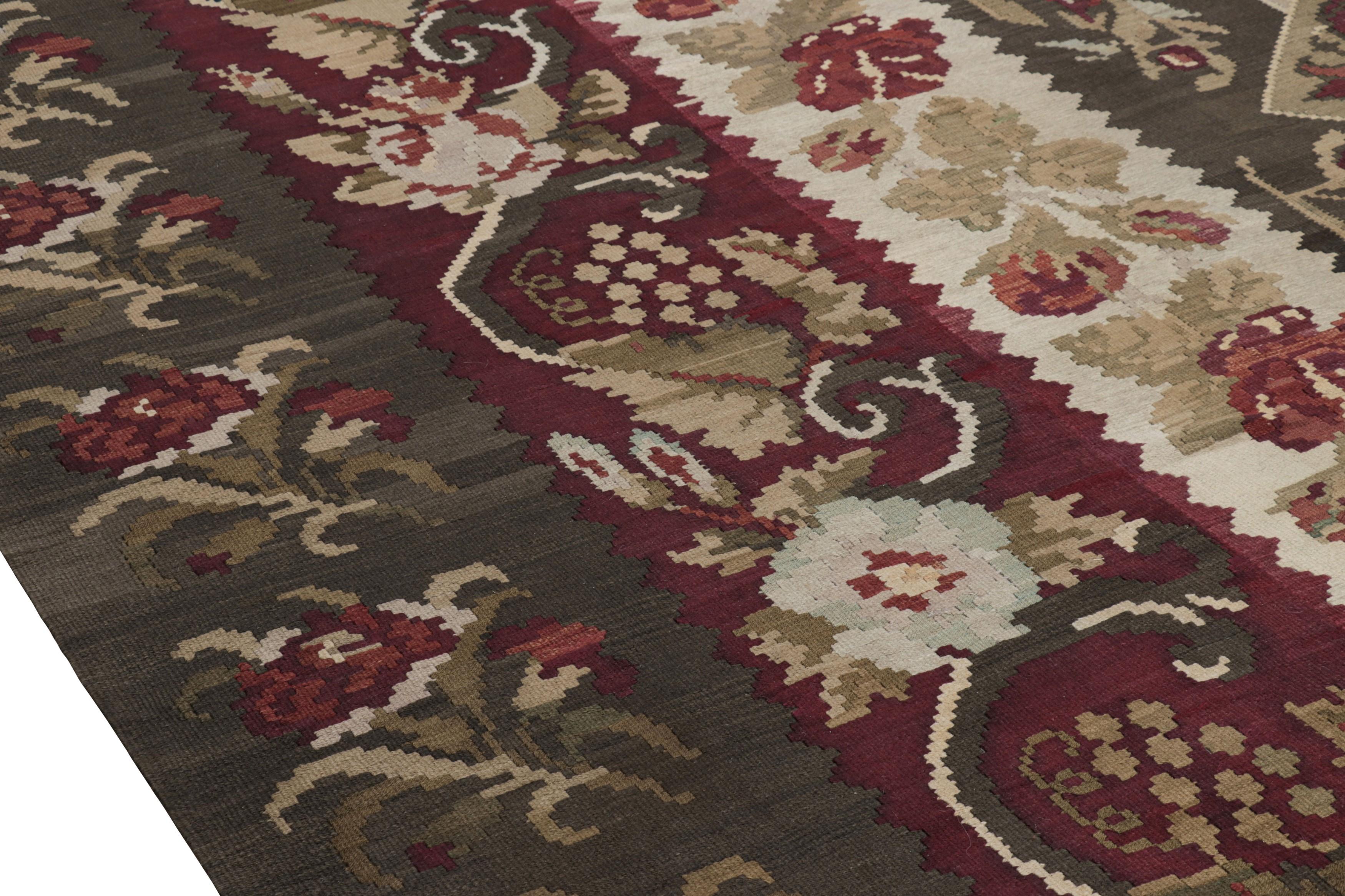 Turco Kilim quadrato antico e sovradimensionato di Bessarabia con motivi floreali - Rug & Kilim in vendita